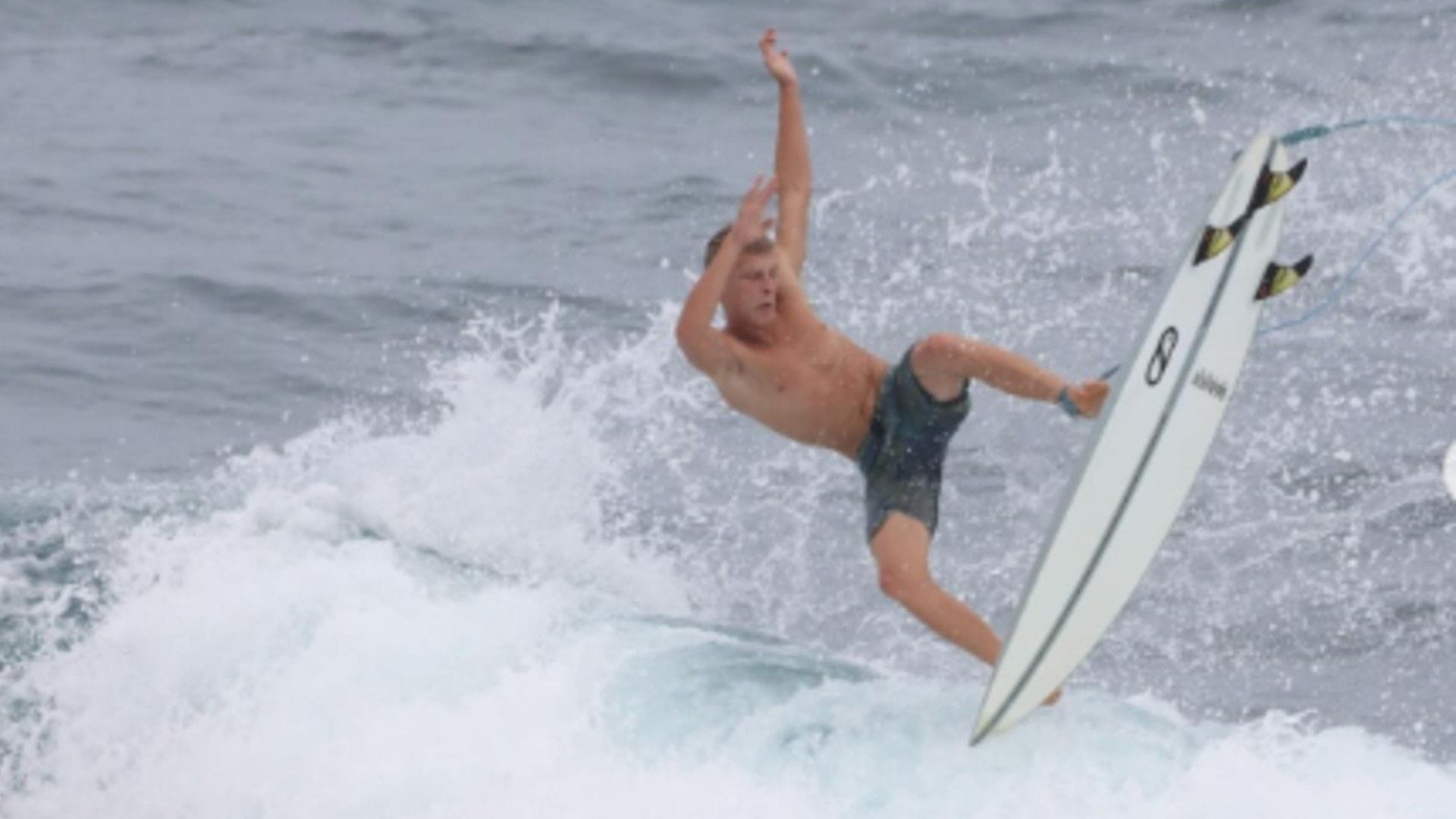 Eli Anderson: Der 20-jährige Surfer berichtete von der Attacke.