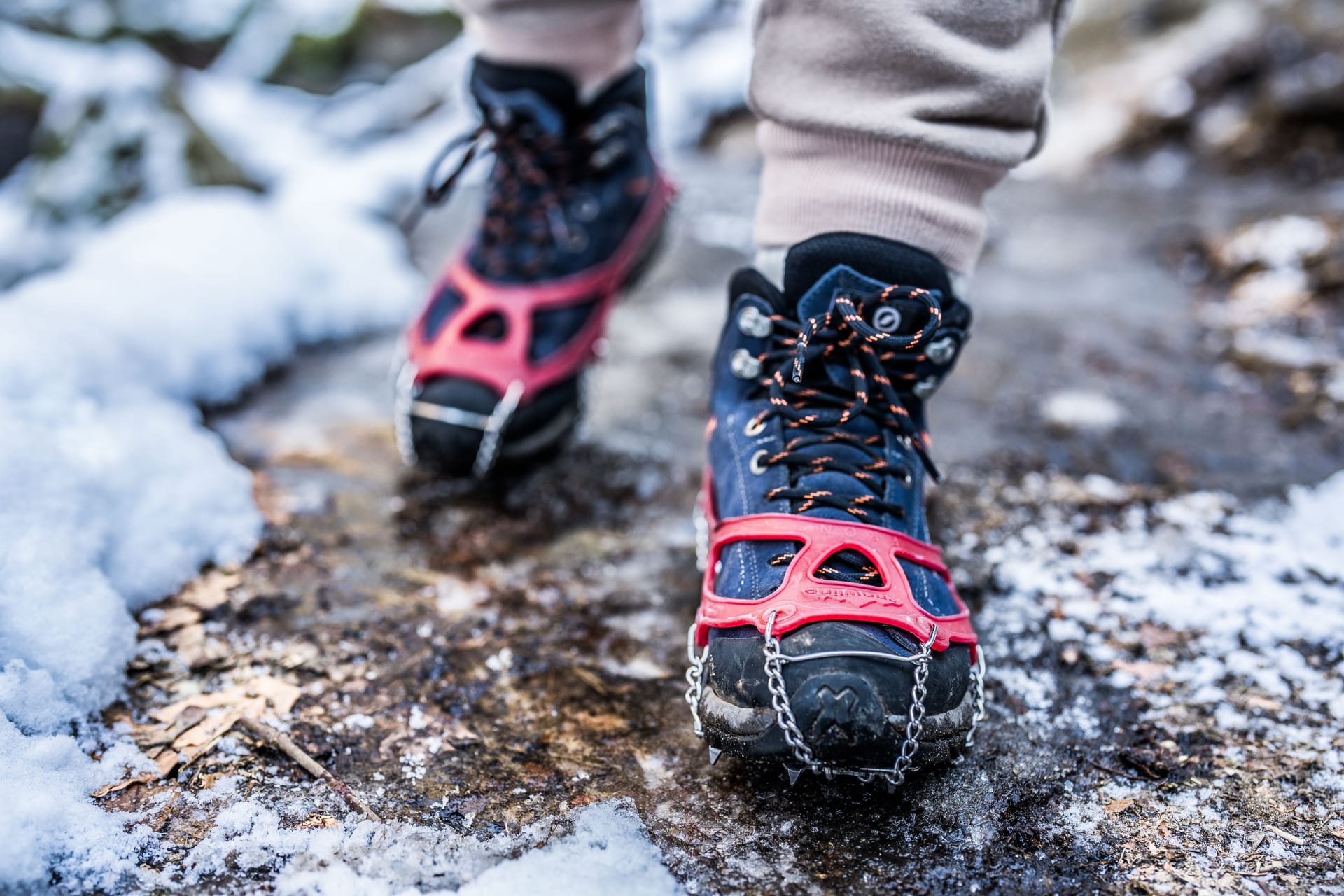 In der Touristeninformation Bad Schandau lassen Eisgrödel ausleihen – und an die Schuhe schnallen.