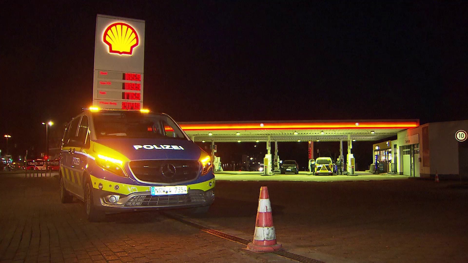 Polizeifahrzeug vor der Tankstelle an der Brackeler Straße: Ein bewaffneter Mann flüchtete zu Fuß.