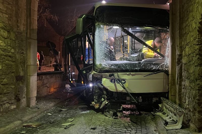 Am Mittwochmorgen steht in Sommerhausen im Landkreis Würzburg ein schwer beschädigter Bus in einem Torbogen: Eine Frau wurde schwer verletzt.