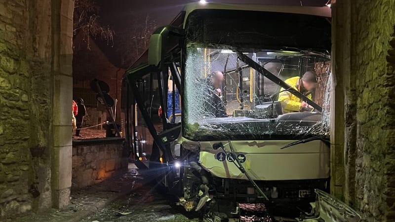 Am Mittwochmorgen steht in Sommerhausen im Landkreis Würzburg ein schwer beschädigter Bus in einem Torbogen: Eine Frau wurde schwer verletzt.