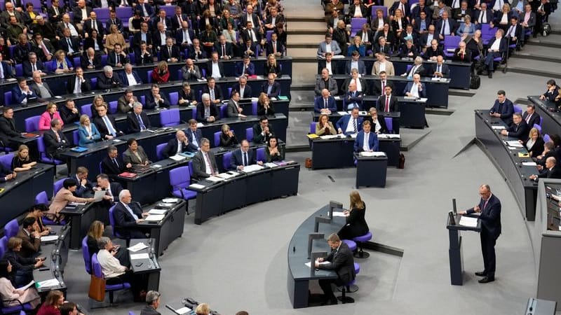 Lange nichts, dann laute Vorwürfe: Bundestagssitzung am Freitag.