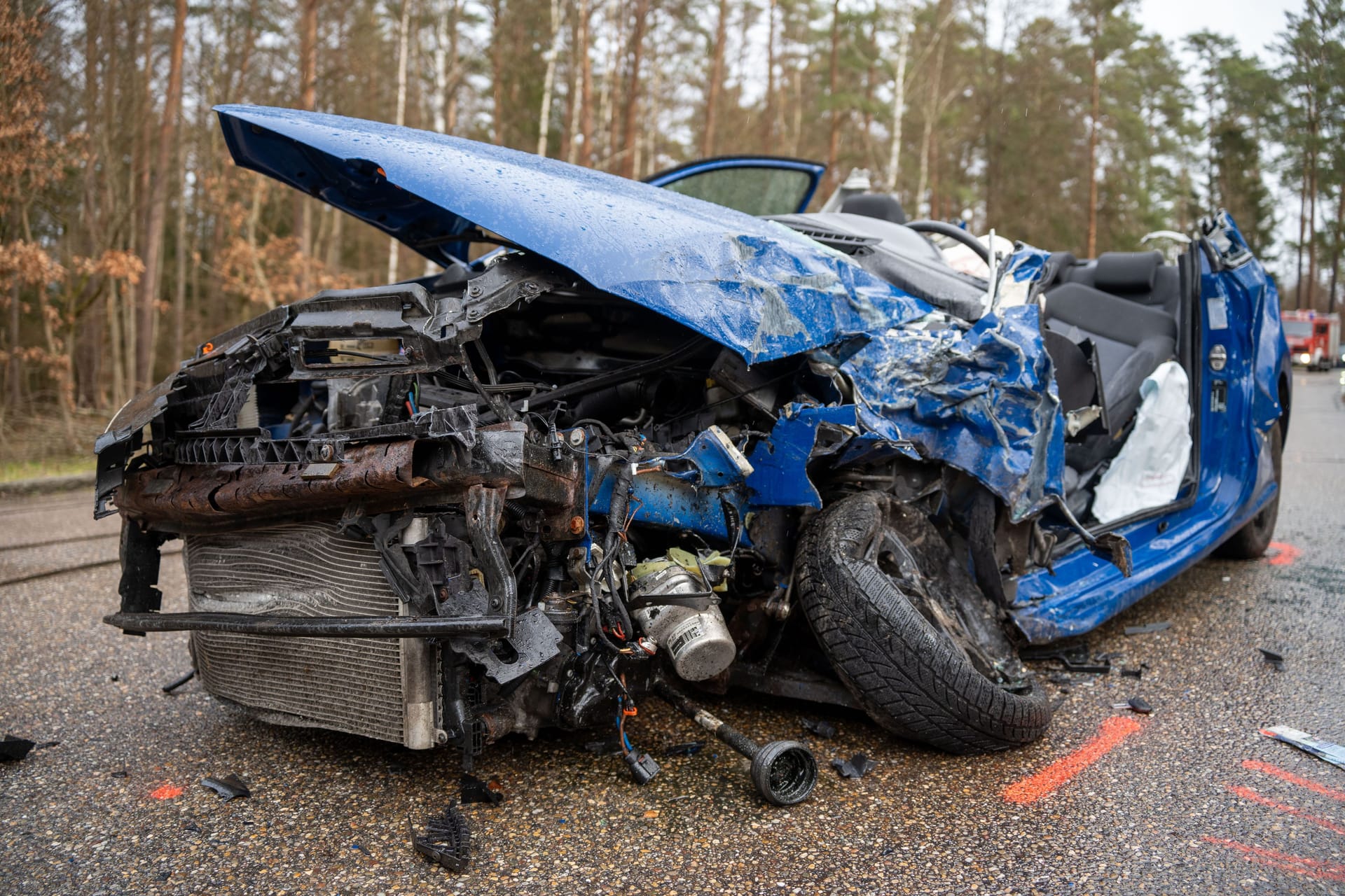 Der Polo der Frau war nach dem Zusammenstoß völlig demoliert: Die Feuerwehr rückte mit schwerem Gerät an.