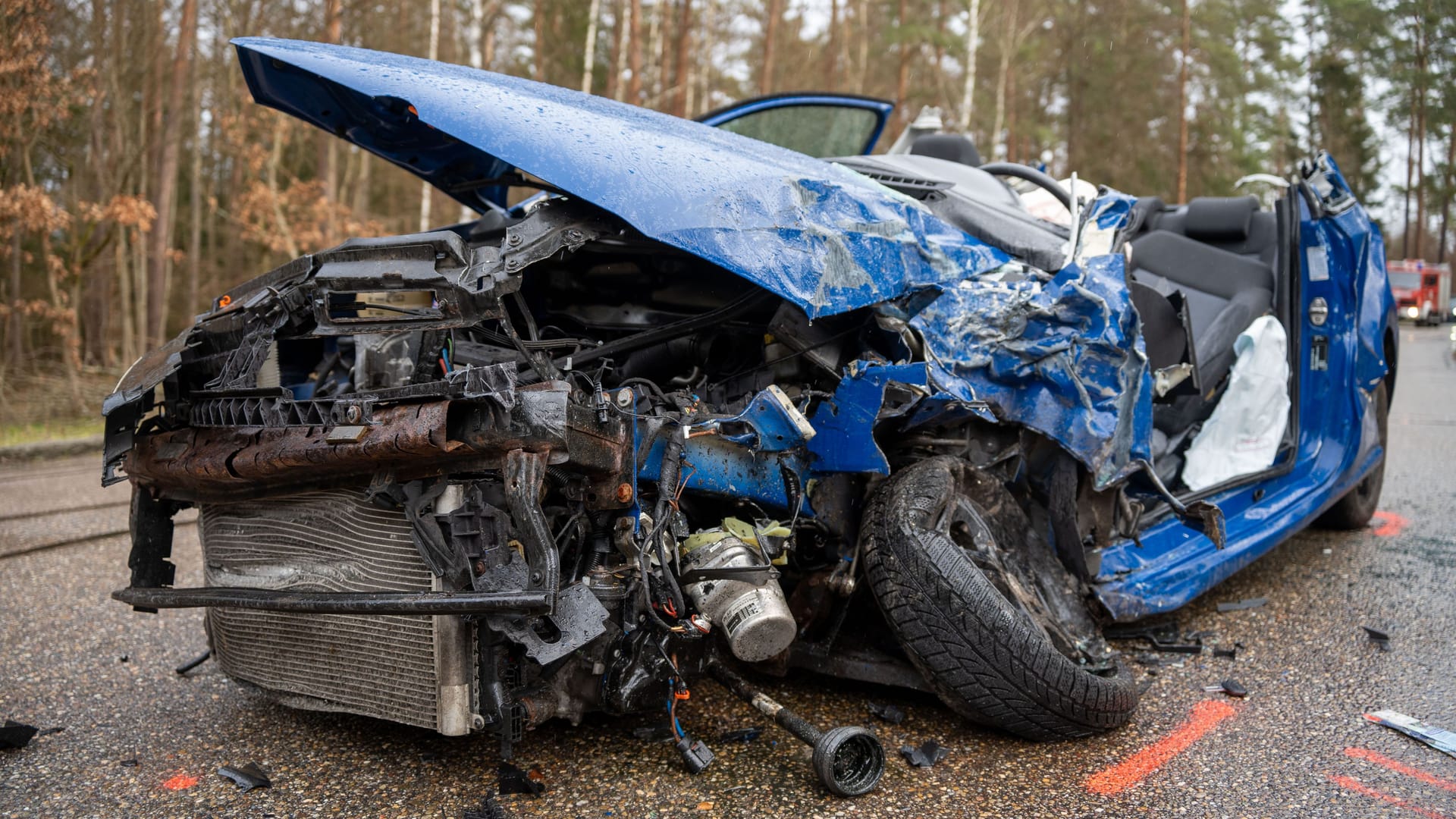 Der Polo der Frau war nach dem Zusammenstoß völlig demoliert: Die Feuerwehr rückte mit schwerem Gerät an.