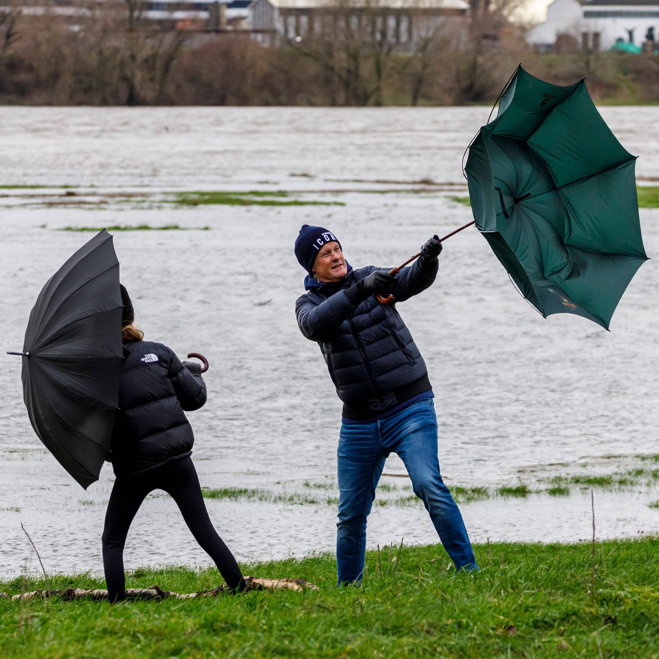 Spaziergänger am Rhein in Düsseldorf (Symbolfoto): Der Freitag wird stürmisch.