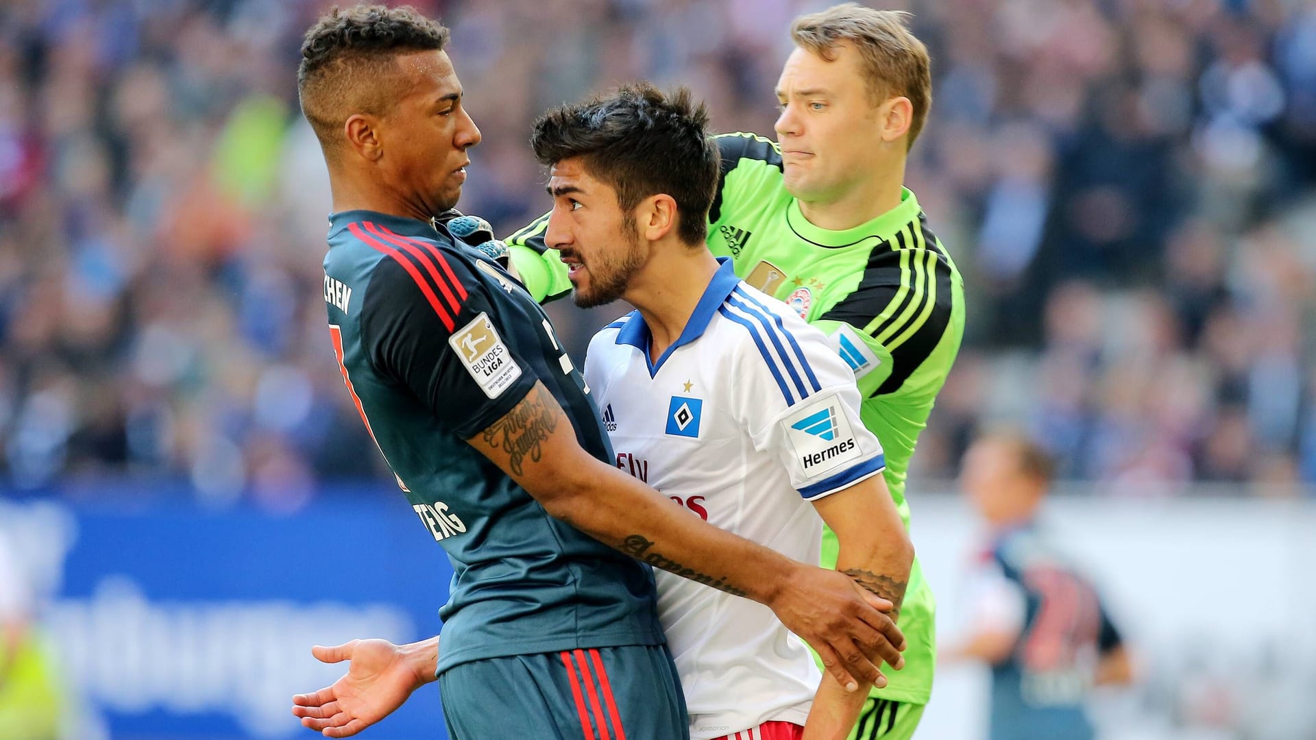 Kerem Demirbay (r.) im Streit mit Bayern-Verteidiger Jérôme Boateng, Manuel Neuer greift ein (Archivbild): Der frühere HSV-Profi will nicht mehr für den DFB spielen.