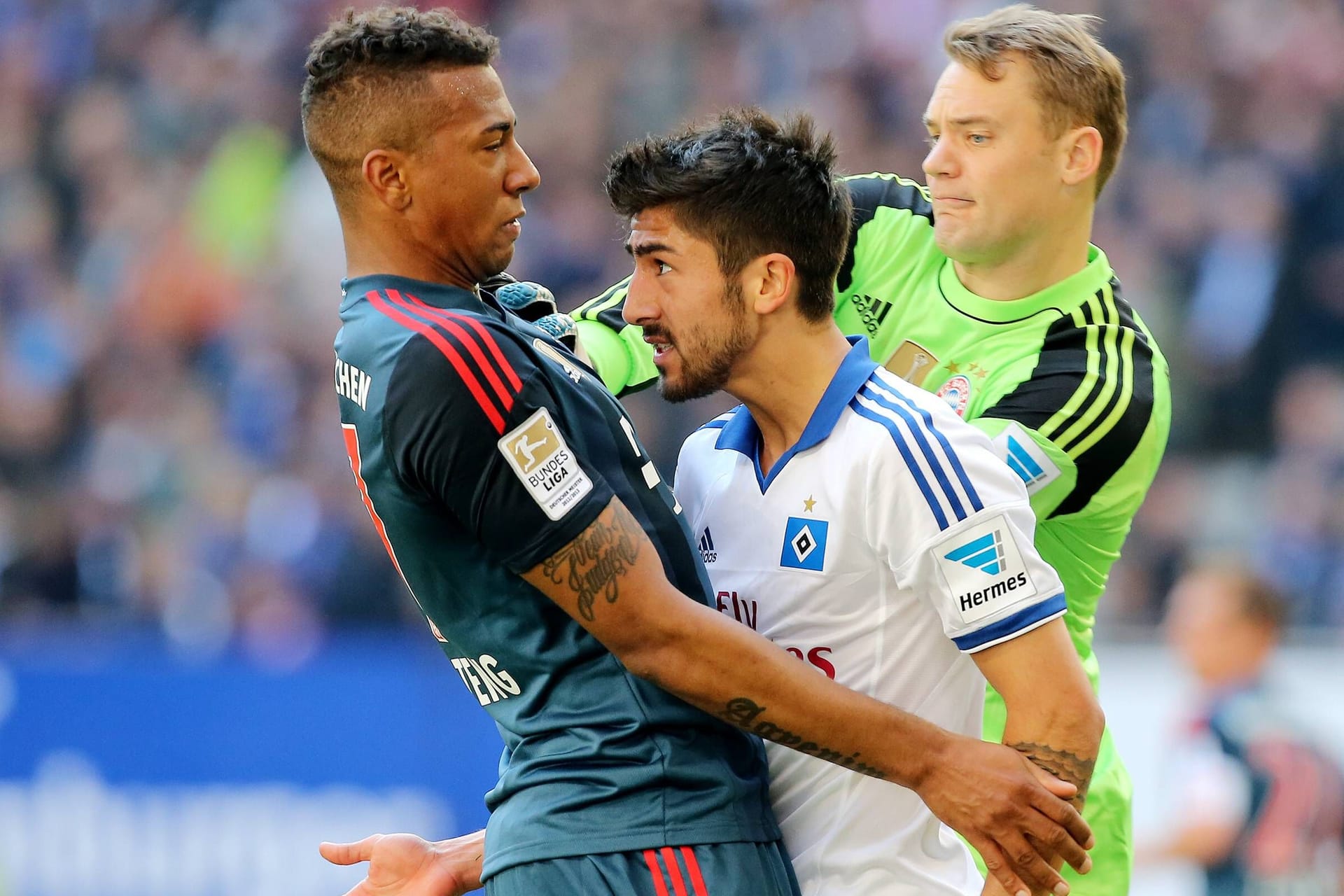 Kerem Demirbay (r.) im Streit mit Bayern-Verteidiger Jérôme Boateng, Manuel Neuer greift ein (Archivbild): Der frühere HSV-Profi will nicht mehr für den DFB spielen.