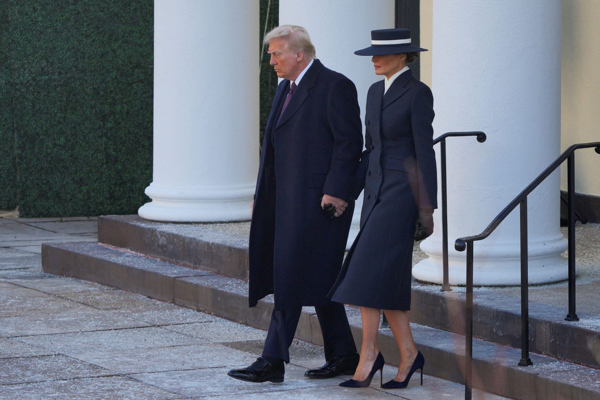 Donald und Melania Trump vor der St. John's Church. Auch die restlichen Mitglieder des Trump-Clans sind dabei.