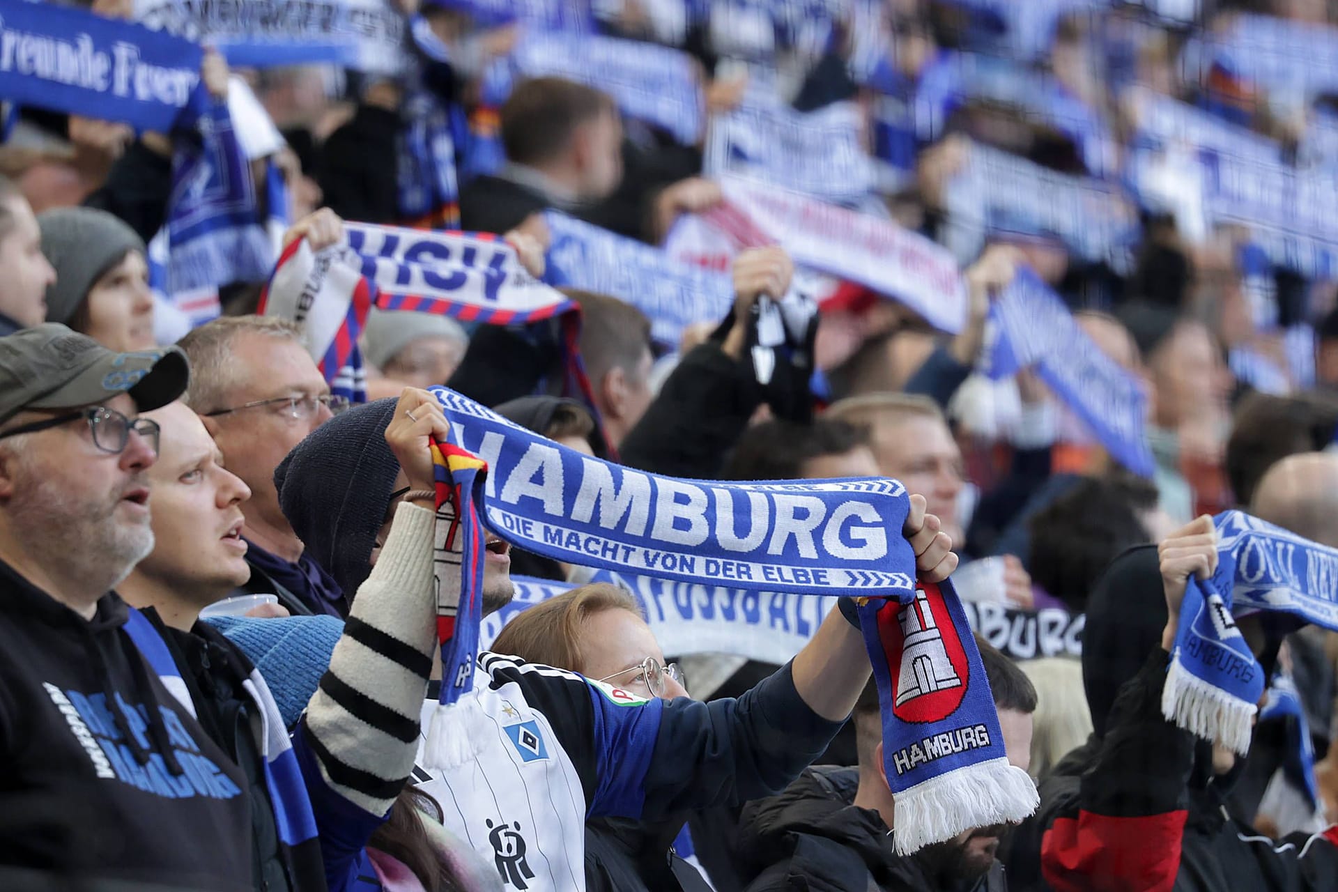 HSV-Fans mit Schals (Symbolbild): Der Verein weist darauf hin, dass gefälschte oder illegal gekaufte Tickets gesperrt werden.