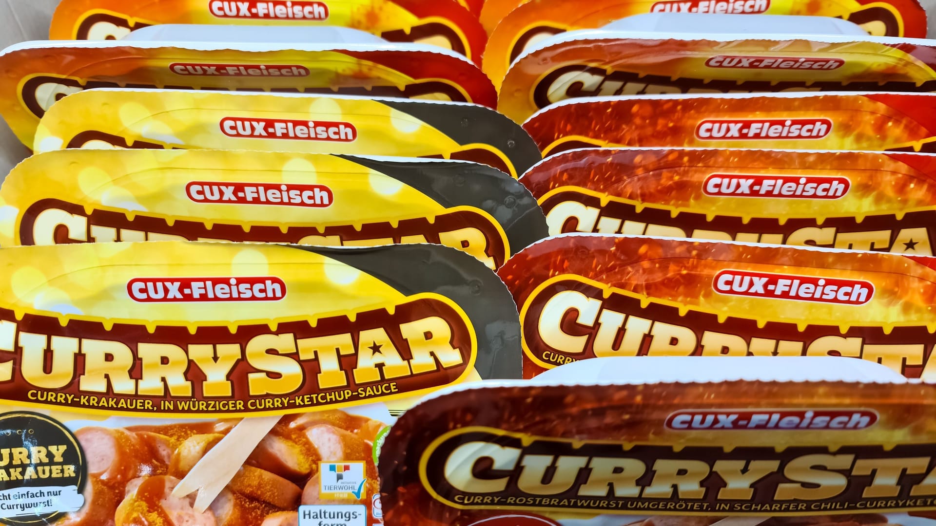 Currywurst im Supermarkt (Symbolbild): Der Mann kam mit seiner Beute nicht weit.