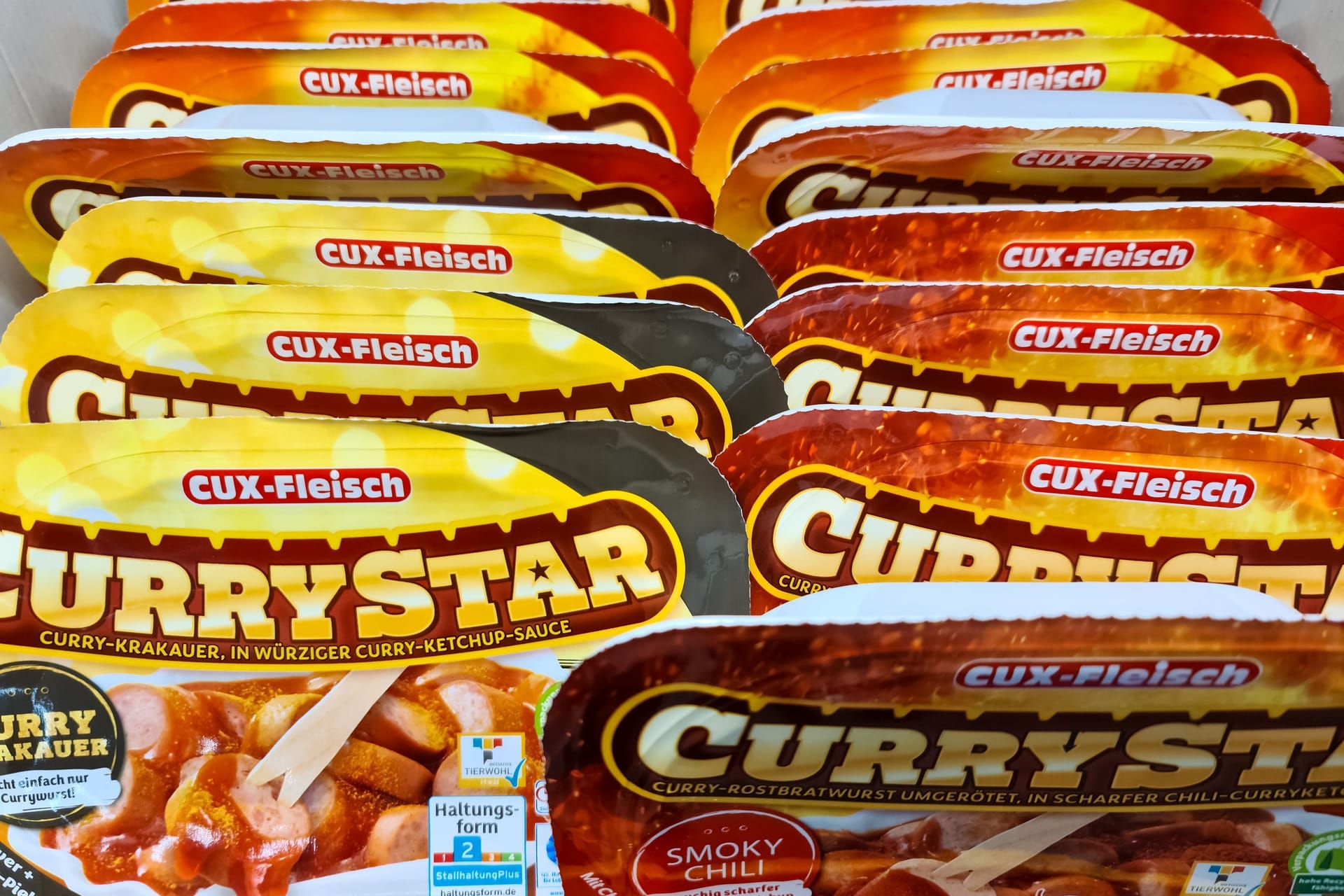 Currywurst im Supermarkt (Symbolbild): Der Mann kam mit seiner Beute nicht weit.