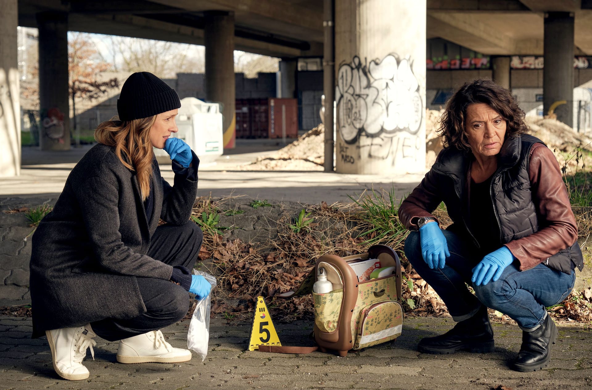 Johanna Stern (Lisa Bitter) und Lena Odenthal (Ulrike Folkerts) analysieren den Tatort.