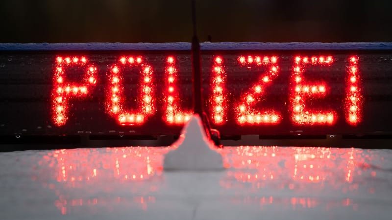 Der Schriftzug „Polizei“, aufgenommen während einer Verkehrskontrolle an der Berliner Straße. Bei einem Autobrand ist eine Person ums Leben gekommen. Die Polizei ermittelt.