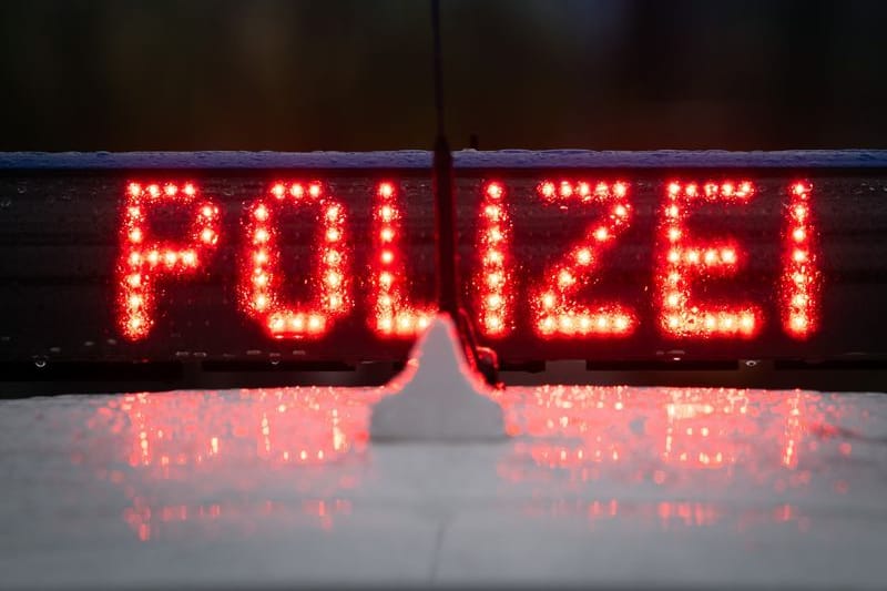 Der Schriftzug „Polizei“, aufgenommen während einer Verkehrskontrolle an der Berliner Straße. Bei einem Autobrand ist eine Person ums Leben gekommen. Die Polizei ermittelt.