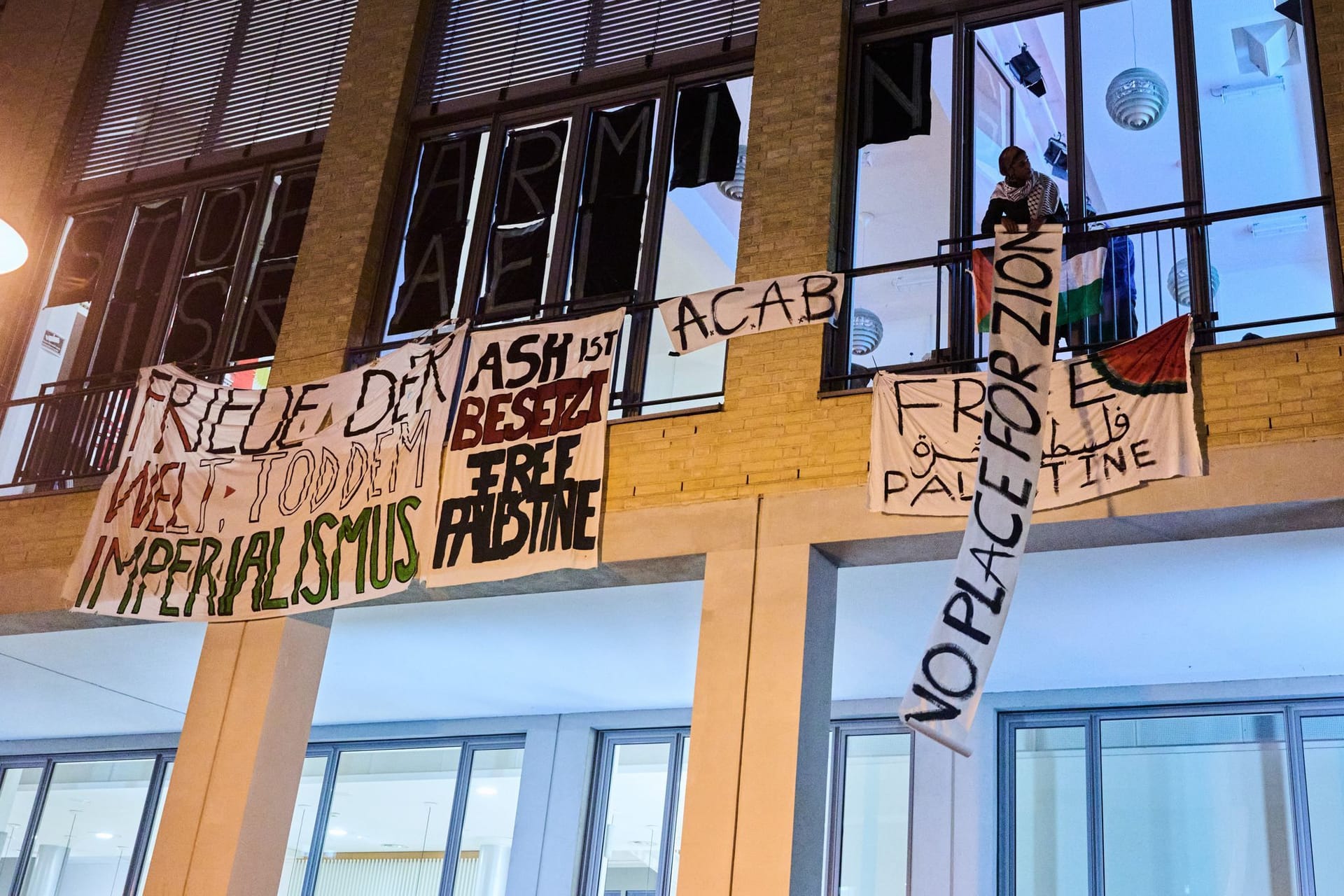 06.01.2025, Berlin: «Friede der Welt - Tod dem Imperialismus» ist nur ein Slogan, den Palästina Aktivisten bei der Besetzung des Hörsaals in der Alice-Salomon-Hochschule in Hellersdorf aus dem Fenster hängen haben. Die Leitung der Uni duldet die Aktion.