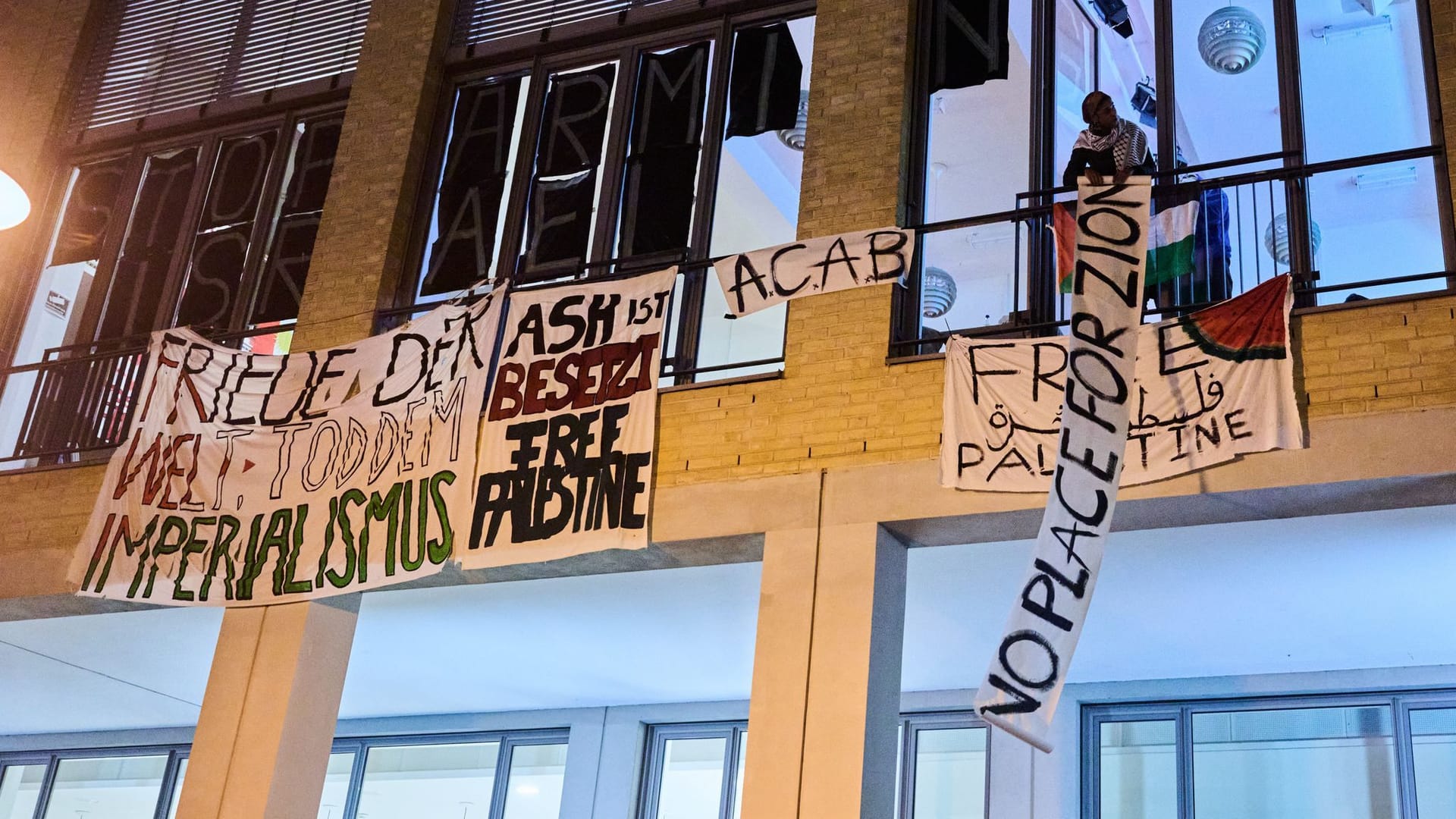 06.01.2025, Berlin: «Friede der Welt - Tod dem Imperialismus» ist nur ein Slogan, den Palästina Aktivisten bei der Besetzung des Hörsaals in der Alice-Salomon-Hochschule in Hellersdorf aus dem Fenster hängen haben. Die Leitung der Uni duldet die Aktion.