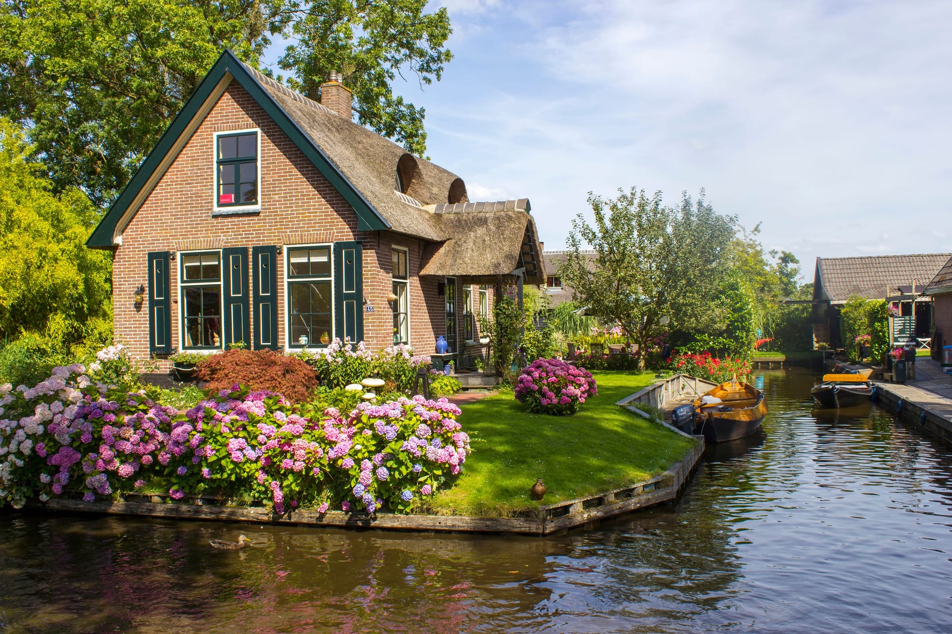 Giethoorn in den Niederlanden: Die Häuser der Einwohner stehen auf kleinen Inseln.