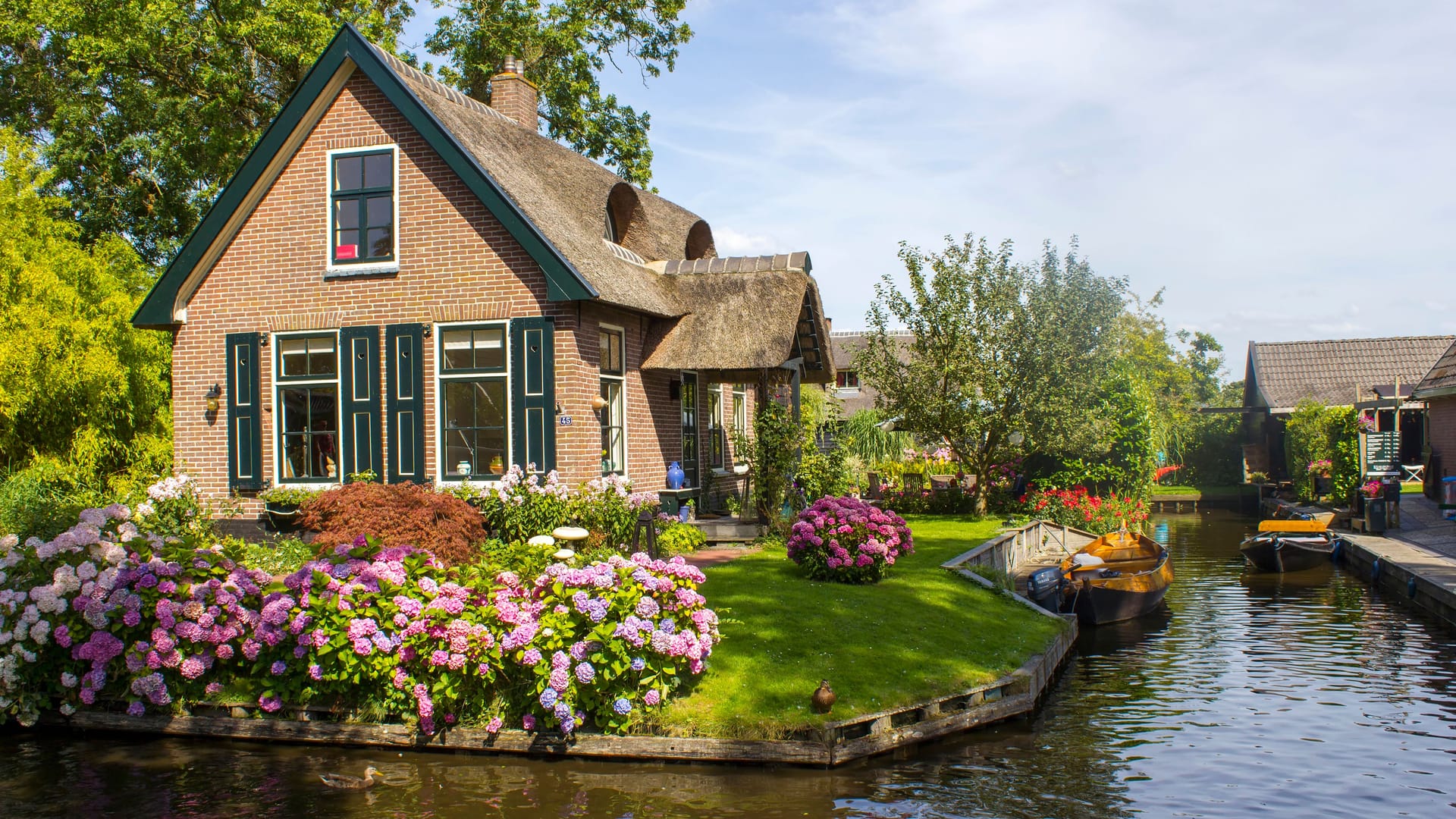 Giethoorn in den Niederlanden: Die Häuser der Einwohner stehen auf kleinen Inseln.