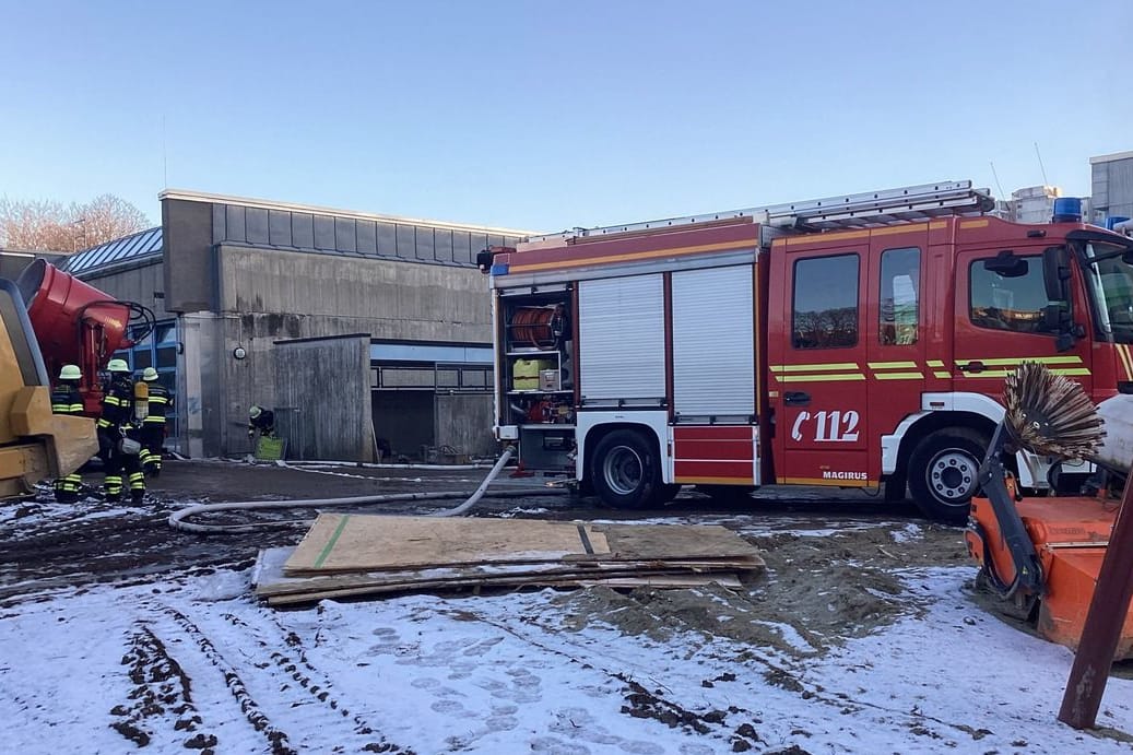 Eine starke Rauchentwicklung in einer leerstehenden Schule im Münchner Osten führte zu einem Feuerwehreinsatz am Theodor-Heuss-Platz.