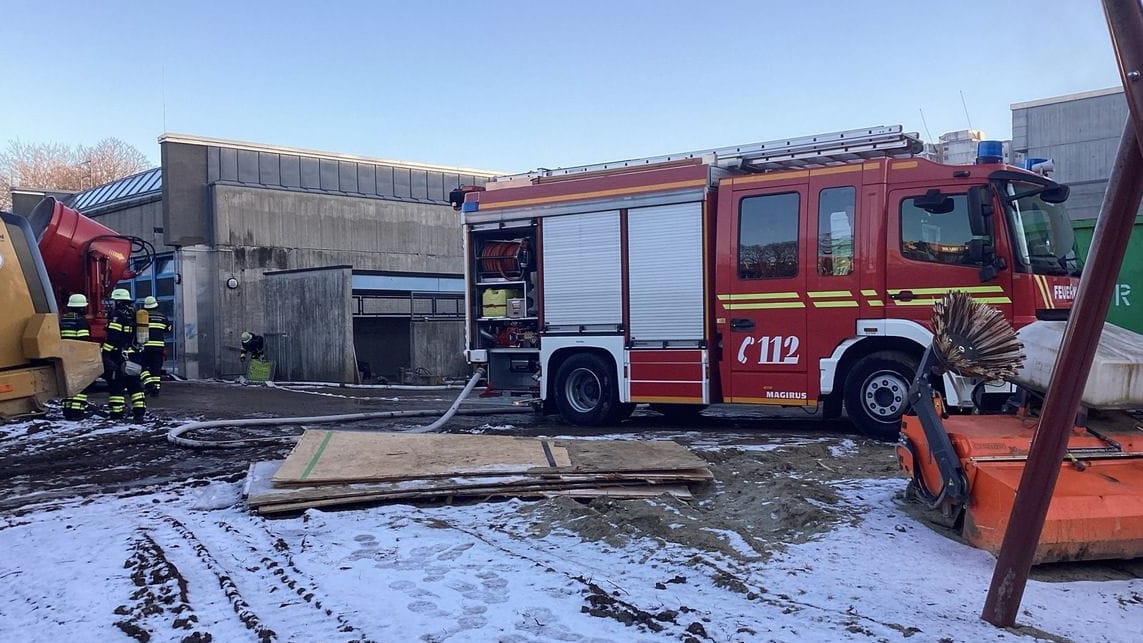 Eine starke Rauchentwicklung in einer leerstehenden Schule im Münchner Osten führte zu einem Feuerwehreinsatz am Theodor-Heuss-Platz.