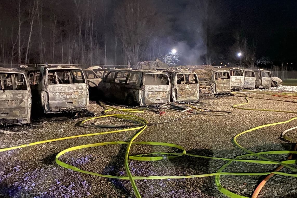 Knapp zwei Dutzend Einsatzwagen der Münchner Polizei sind in der Nacht auf Samstag ausgebrannt: Die Politik zeigt sich entsetzt.