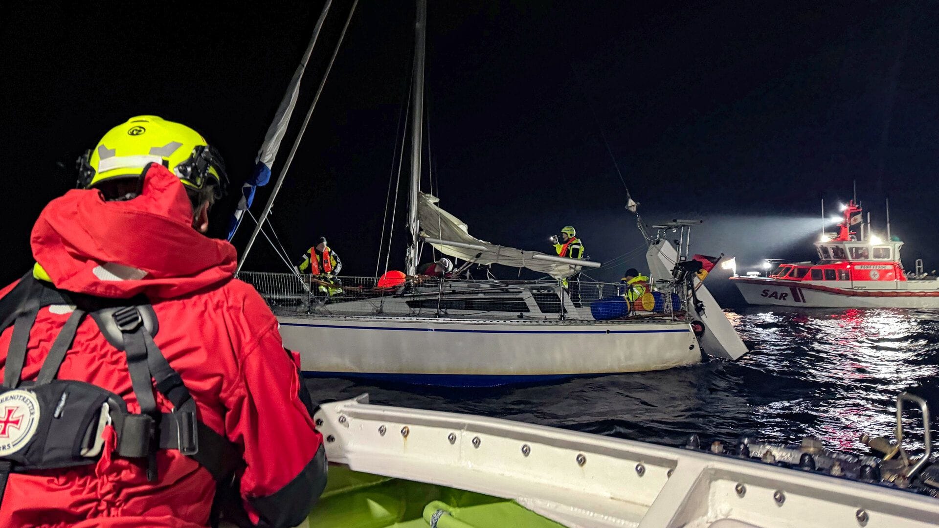 Regelmäßig geraten Schiff und Crew in gefährliche Situationen, wie hier Anfang Dezember eine Segelacht vor Fehmarn.