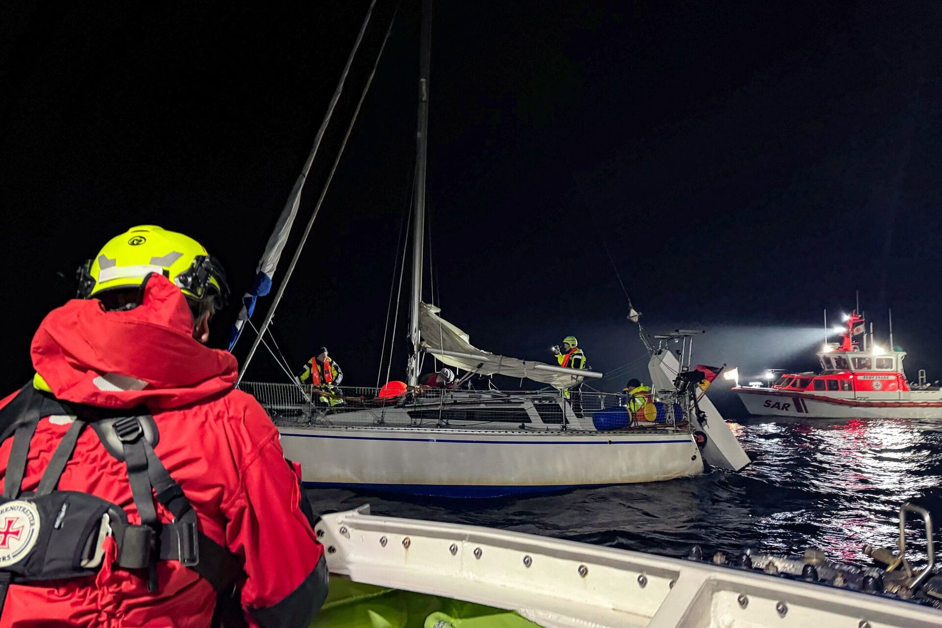 Regelmäßig geraten Schiff und Crew in gefährliche Situationen, wie hier Anfang Dezember eine Segelacht vor Fehmarn.