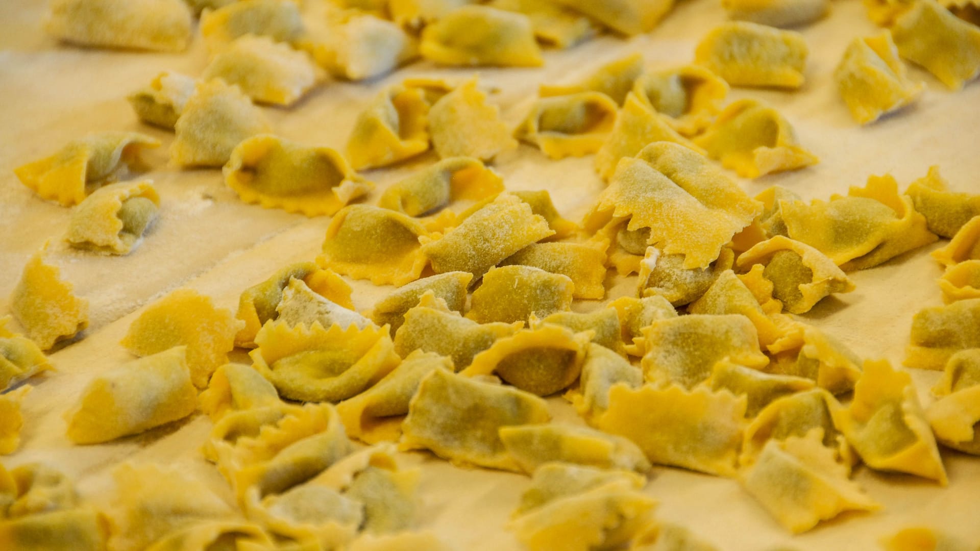 Piemont: Agnolotti werden auf einem Holztisch zubereitet.