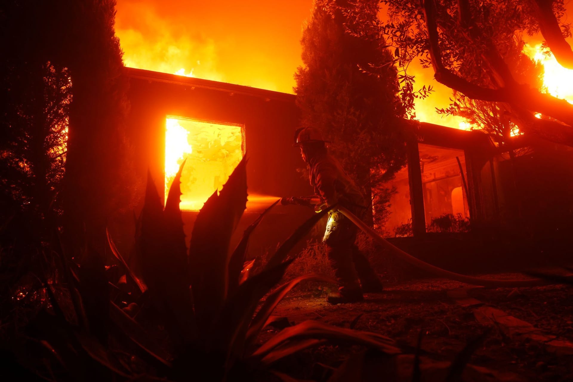 Ein Feuerwehrmann kämpft gegen das Palisades-Feuer im Stadtteil Pacific Palisades von Los Angeles.