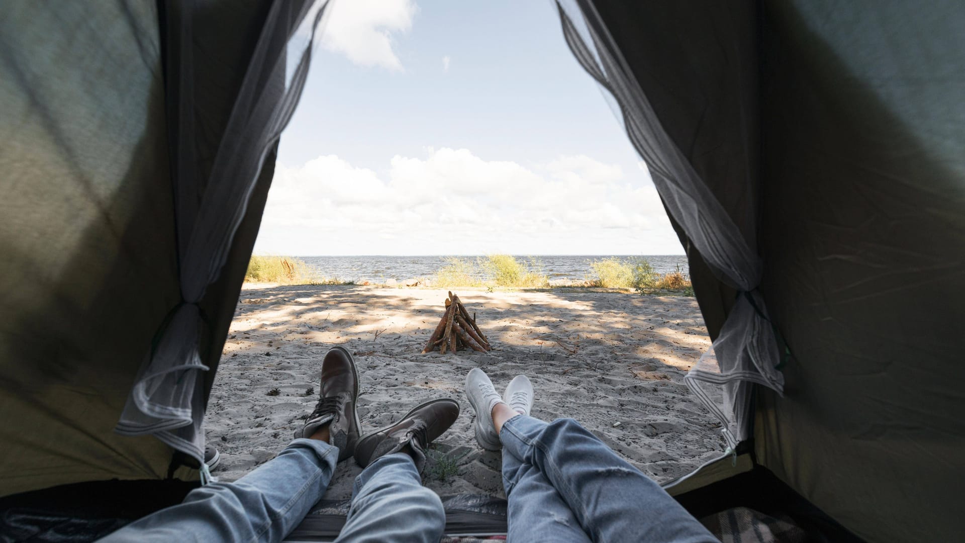 Mit dem Blick aufs Meer aufwachen: Wildcampen ist in Deutschland nicht erlaubt. Die Küstengebiete gelten außerdem als gesonderte Schutzgebiete.