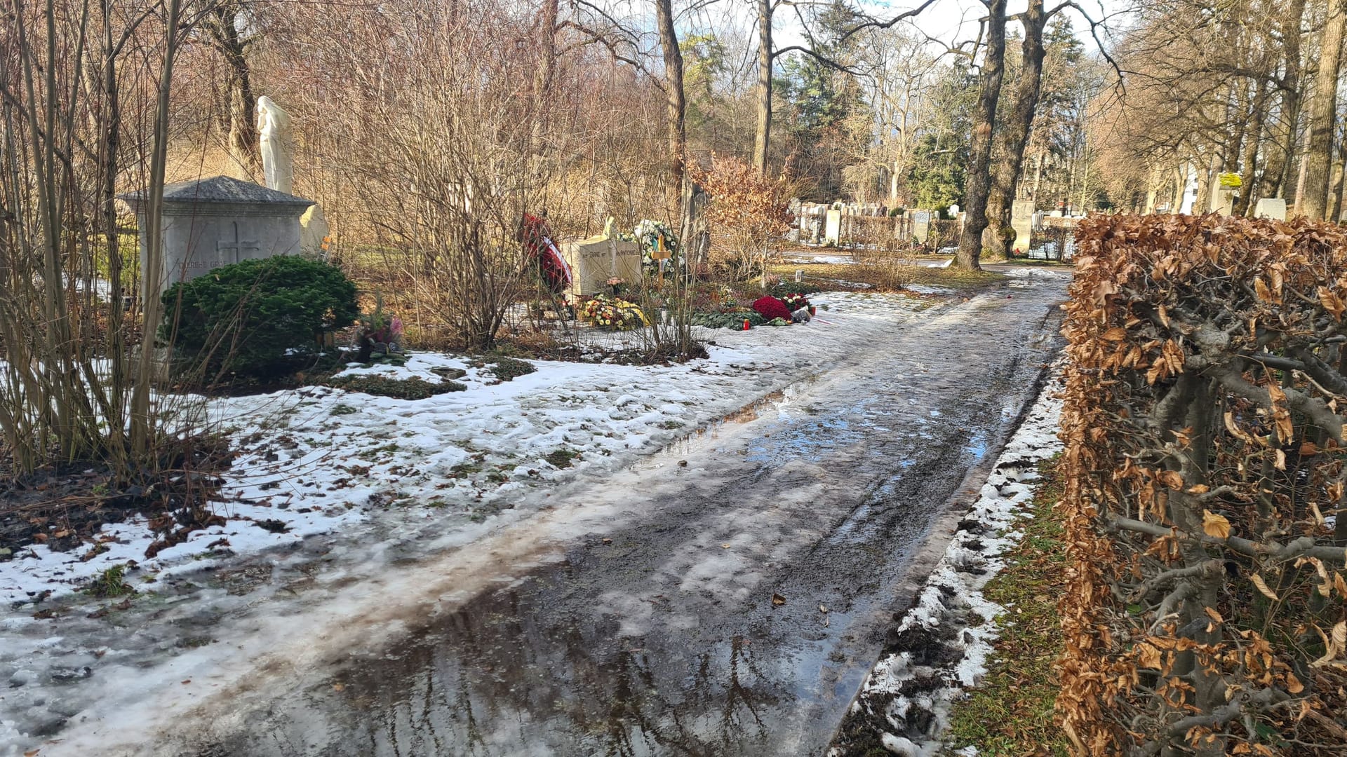 Matschig und nass: Den Weg zu Franz Beckenbauers Grab nehmen an dessen erstem Todestag nicht viele auf sich.