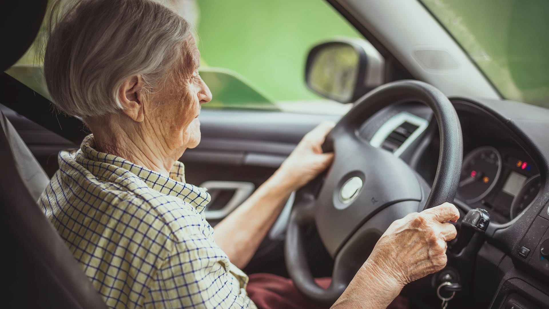 Ältere Menschen am Steuer: Mithilfe einer Beobachtungsfahrt oder einer fachärztlichen Untersuchung kann die Verkehrstüchtigkeit geprüft werden.