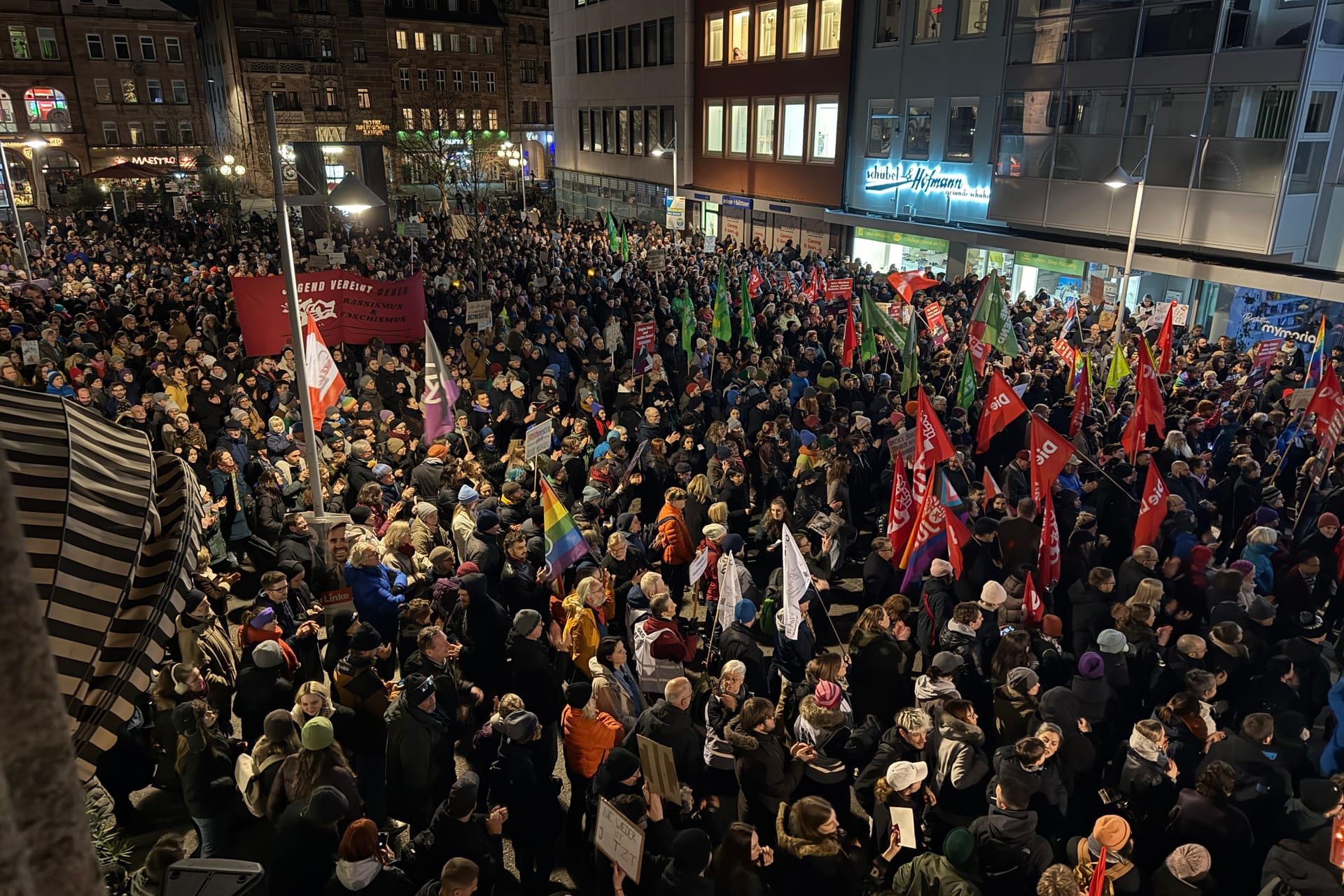 Die Demonstranten auf dem Hallplatz: Von dort aus zogen sie weiter durch die Straßen.