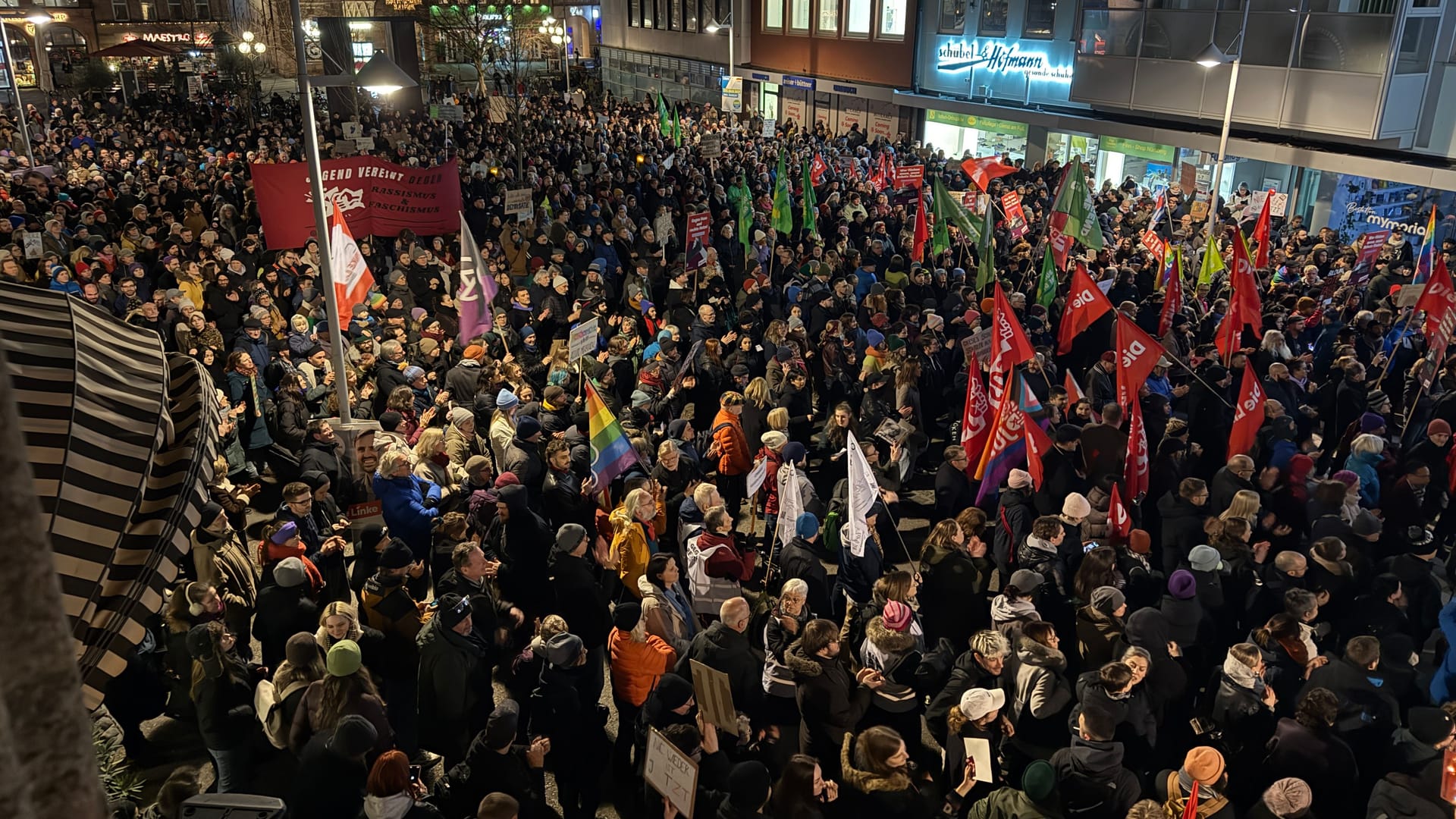 Die Demonstranten auf dem Hallplatz: Von dort aus zogen sie weiter durch die Straßen.