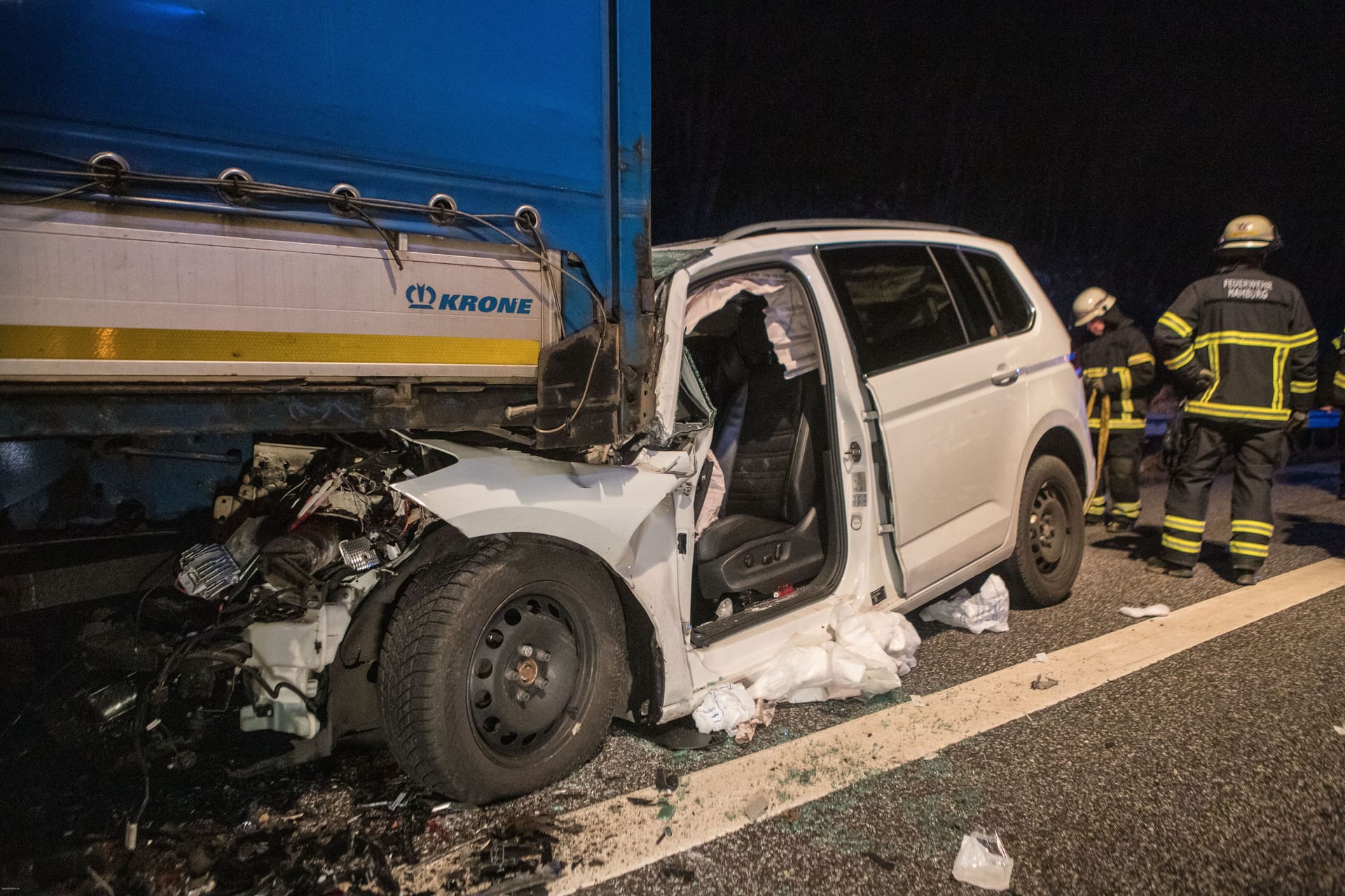 Die Unfallstelle auf der A1 in Hamburg: Der VW Touran verkeilte sich unter dem Lastwagen.