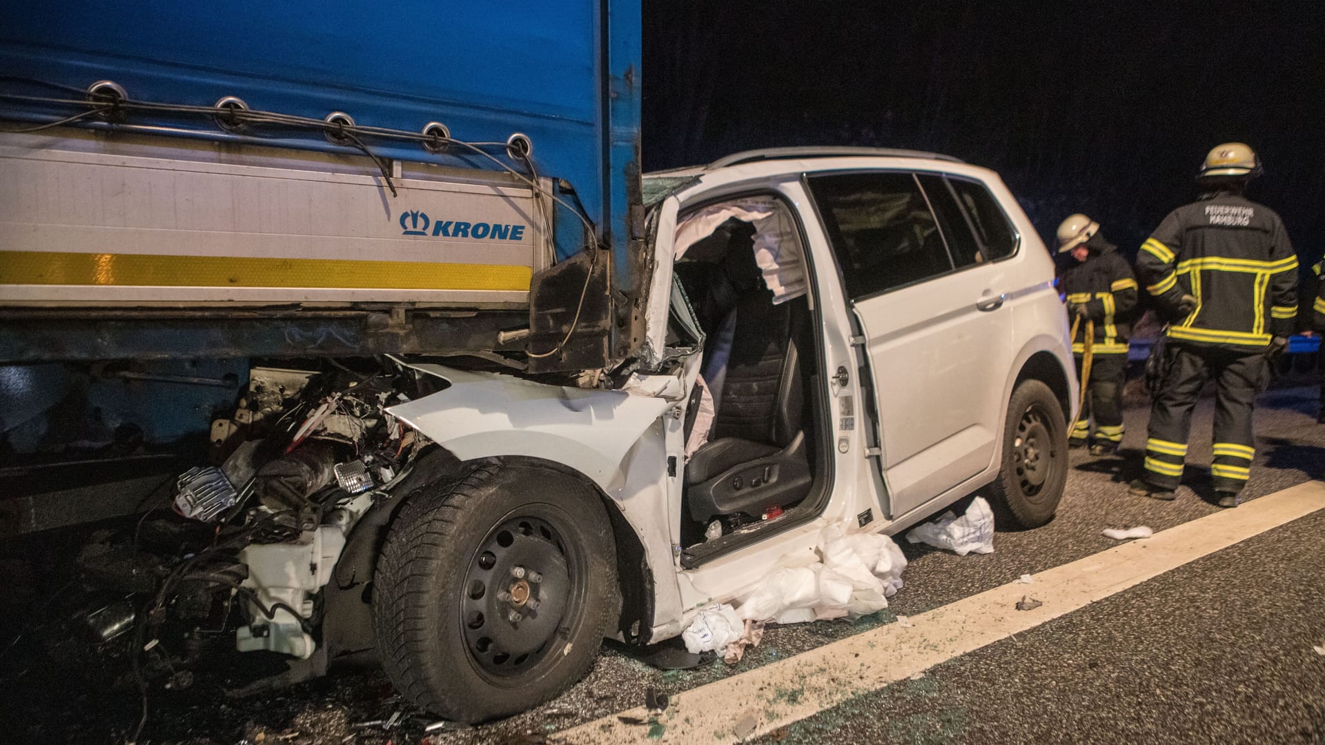 Die Unfallstelle auf der A1 in Hamburg: Der VW Touran verkeilte sich unter dem Lastwagen.