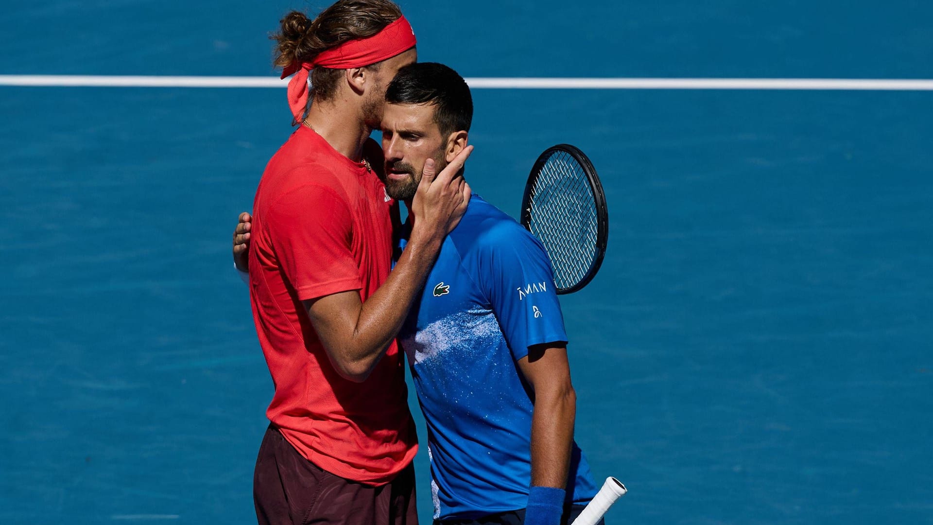 Alexander Zverev (l.) spricht nach dem Match mit Novak Djokovic.