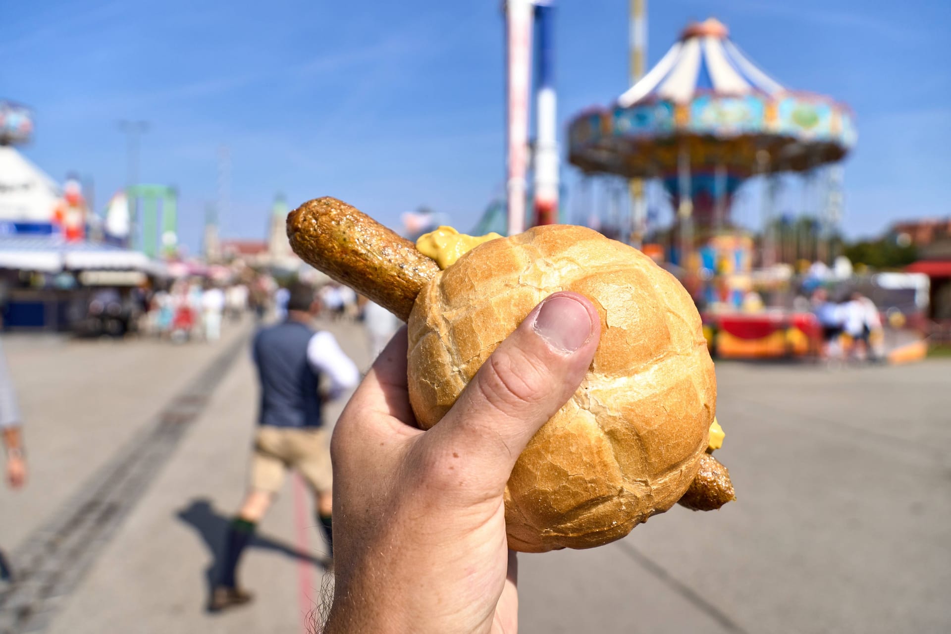 Wurst mit Senf auf einem Volksfest (Symbolbild): Verbraucher werden durch das Angebot in die Irre geführt.