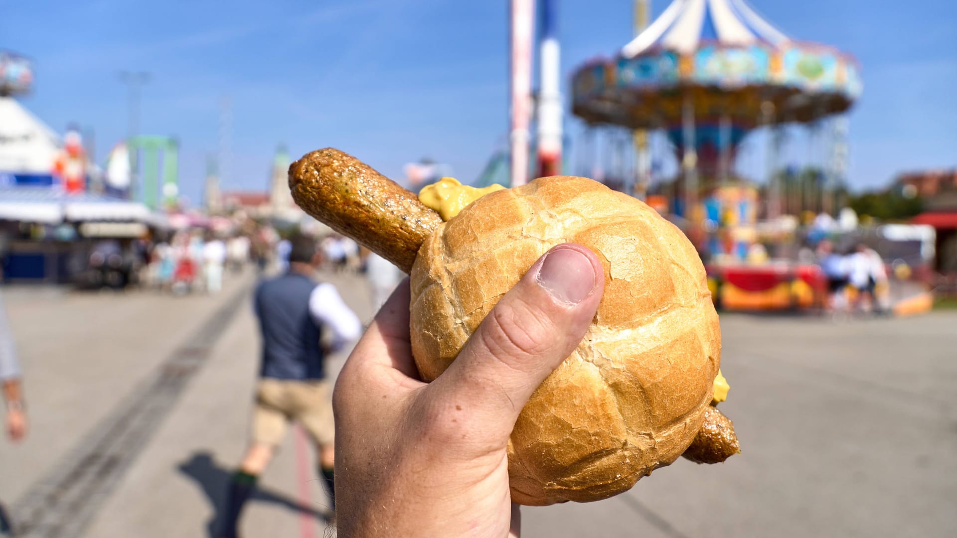 Wurst mit Senf auf einem Volksfest (Symbolbild): Verbraucher werden durch das Angebot in die Irre geführt.