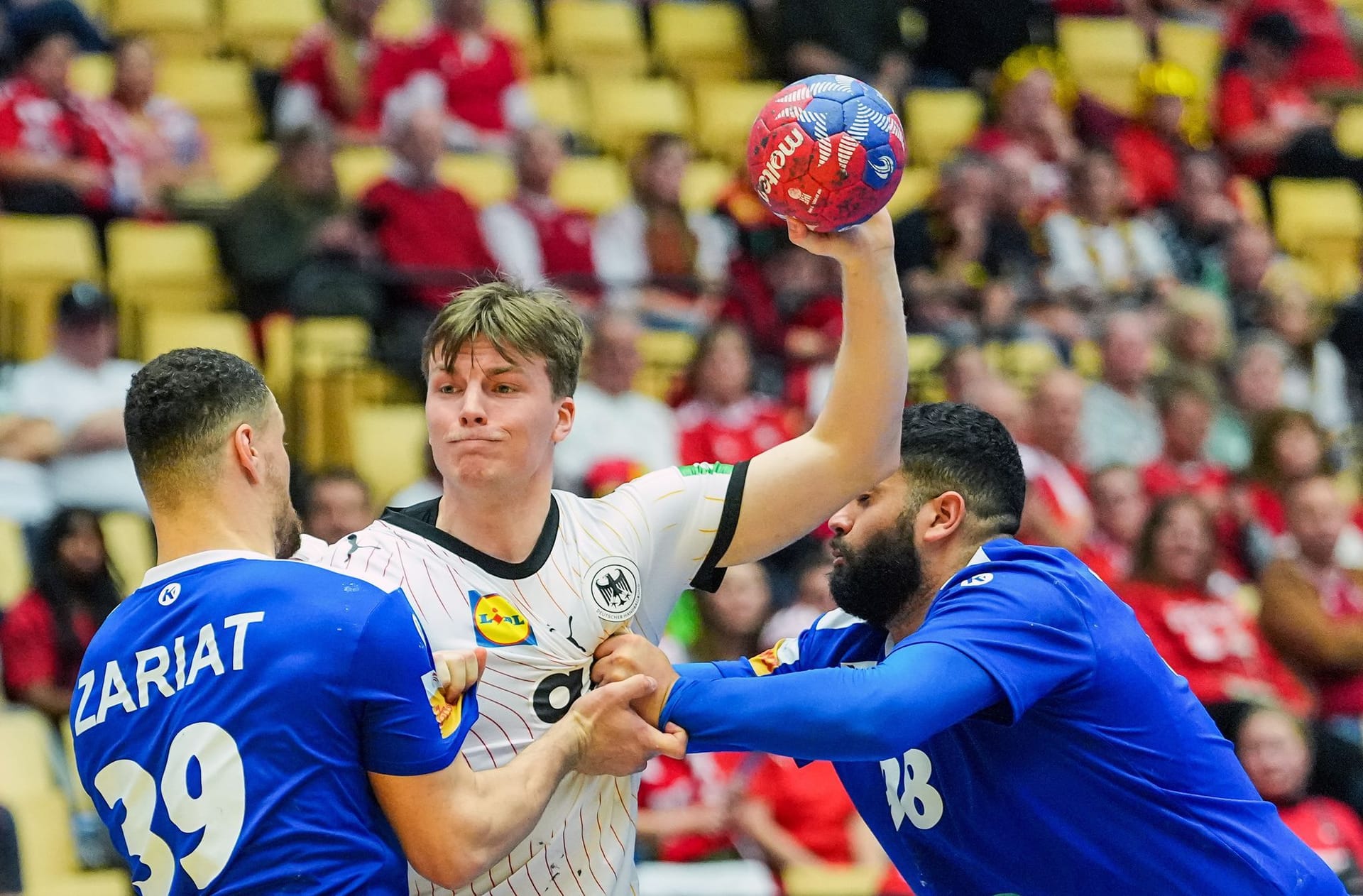 Nils Lichtlein: Fing zunächst nur offensiv auf Halbrechts an, durfte im Laufe der ersten Halbzeit dann aber teils auch auf Außen verteidigen. Mit einem Treffer und einem starken Assist (8. Minute), aber auch mit mehreren Fehlpässen in Halbzeit eins. Nach der Pause dann offensiv auf Rückraum Mitte. Mit einem weiteren Tor, aber konnte seine Qualitäten nicht wirklich zeigen. Note 4