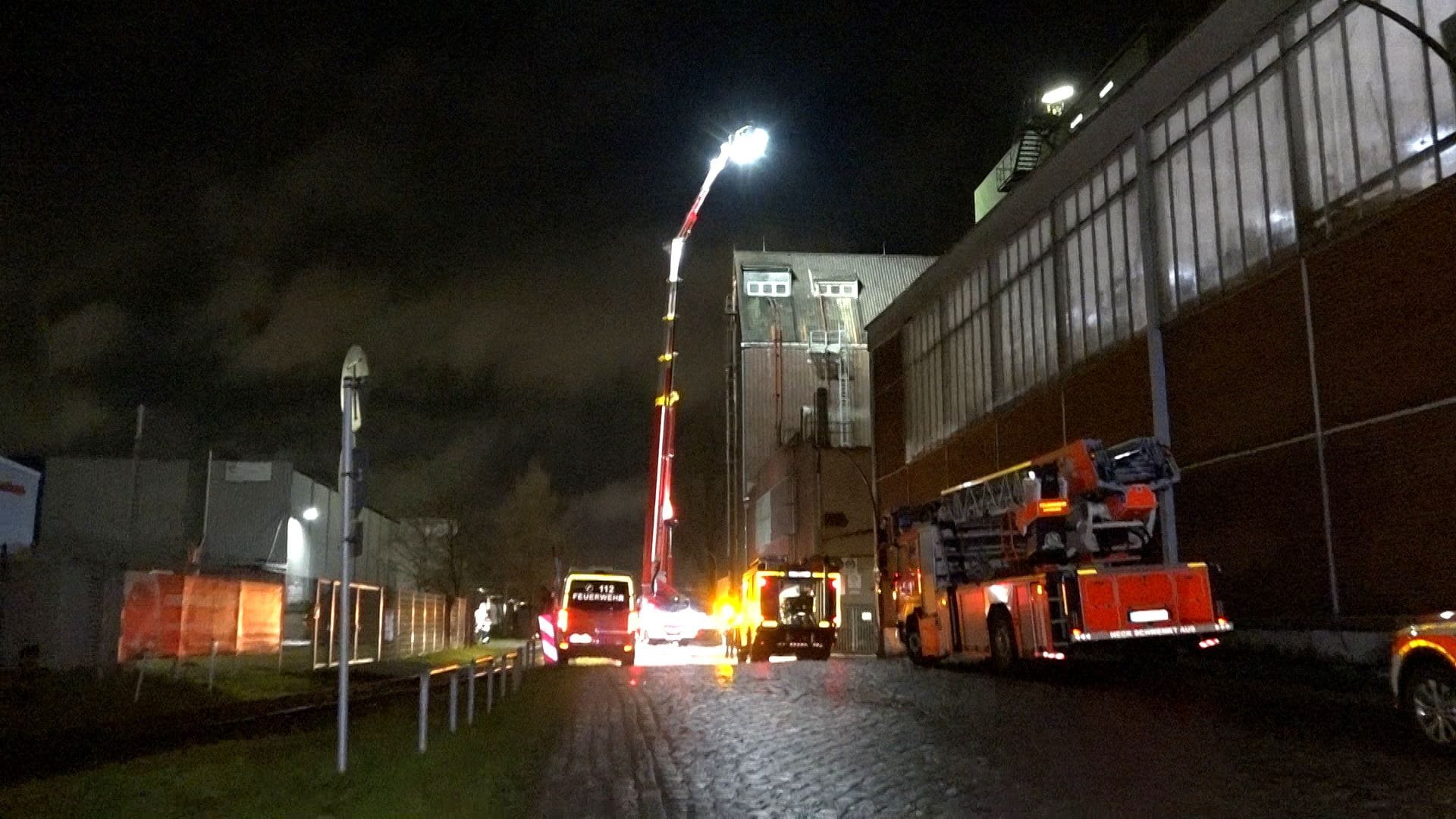 Kräfte der Hamburger Feuerwehr in Heimfeld am Donnerstagabend.