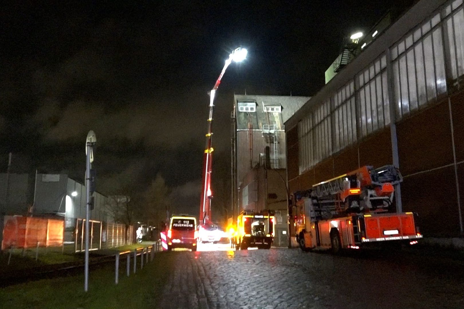 Kräfte der Hamburger Feuerwehr in Heimfeld am Donnerstagabend.