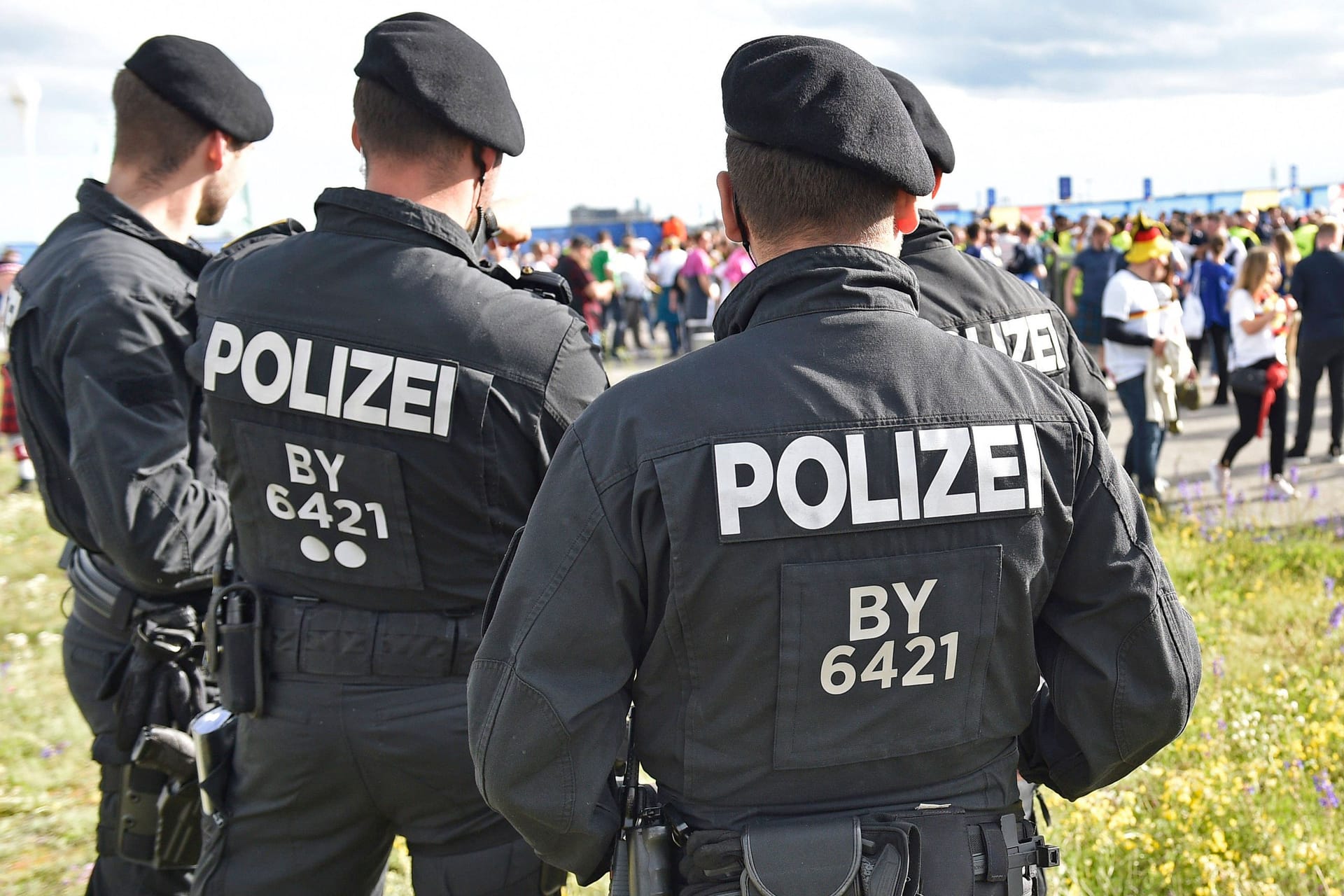 Polizisten beobachten Fußballfans (Symbolbild): Ob Kosten für Polizeieinsätze bei Hochrisikospielen Vereine tragen sollen, ist umstritten.