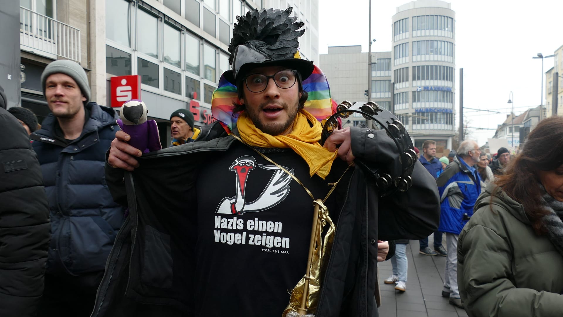 Wao Hoffmann mit seinem T-Shirt von Storch Heinar.