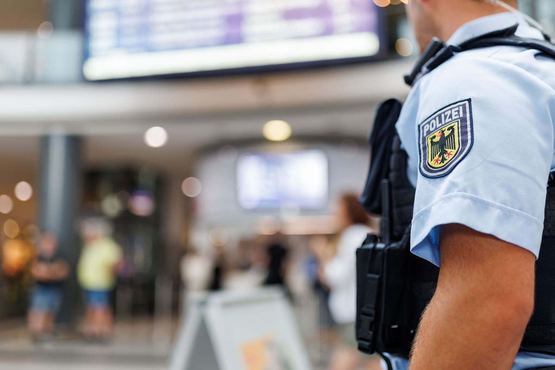 Polizist im Nürnberger Hauptbahnhof