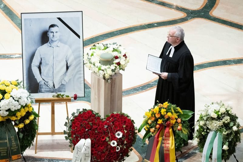 Holger Milkau, Pfarrer Kreuzkirche Dresden, steht während eines Gedenkgottesdienst der sächsischen Polizei für den vor drei Wochen im Dienst getöteten Polizisten Maximilian Stoppa in der Kreuzkirche neben einem Portrait. Der 32 Jahre alte Beamte kam am 7. Januar 2025 in Lauchhammer ums Leben, als er bei der Fahndung nach mutmaßlichen Autodieben ein verdächtiges Fahrzeug kontrollieren wollte.