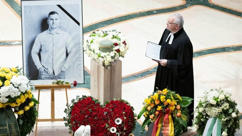 Holger Milkau, Pfarrer Kreuzkirche Dresden, steht während eines Gedenkgottesdienst der sächsischen Polizei für den vor drei Wochen im Dienst getöteten Polizisten Maximilian Stoppa in der Kreuzkirche neben einem Portrait. Der 32 Jahre alte Beamte kam am 7. Januar 2025 in Lauchhammer ums Leben, als er bei der Fahndung nach mutmaßlichen Autodieben ein verdächtiges Fahrzeug kontrollieren wollte.