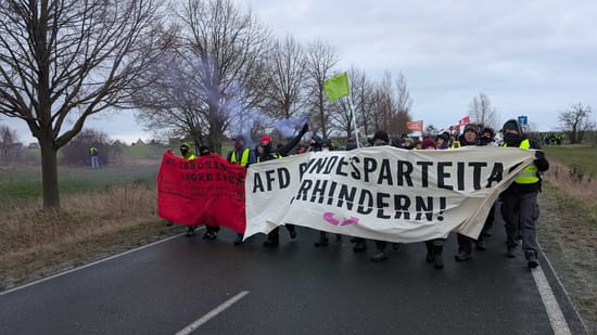 AfDParteitag in Riesa Erste Blockade Räumpanzer im Einsatz