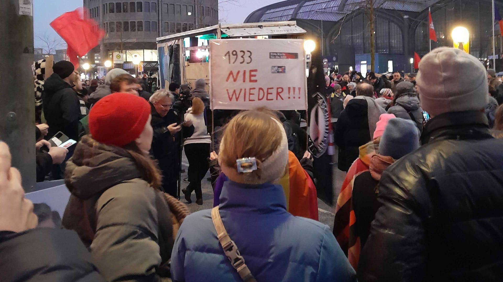 Demonstration am Hamburger Hauptbahnhof: "1933 – nie wieder!" steht auf einem Plakat.