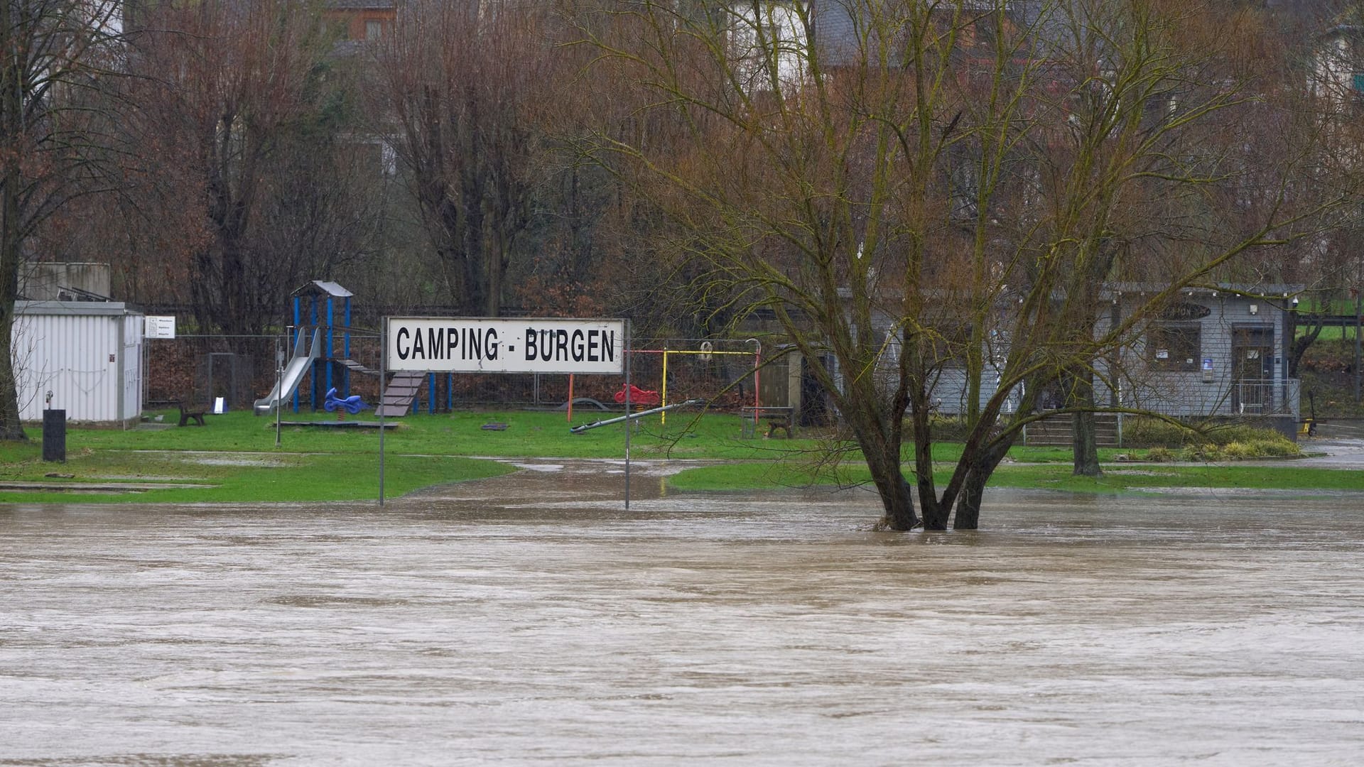 Ein Campingplatz ist vom Moselhochwasser überflutet.